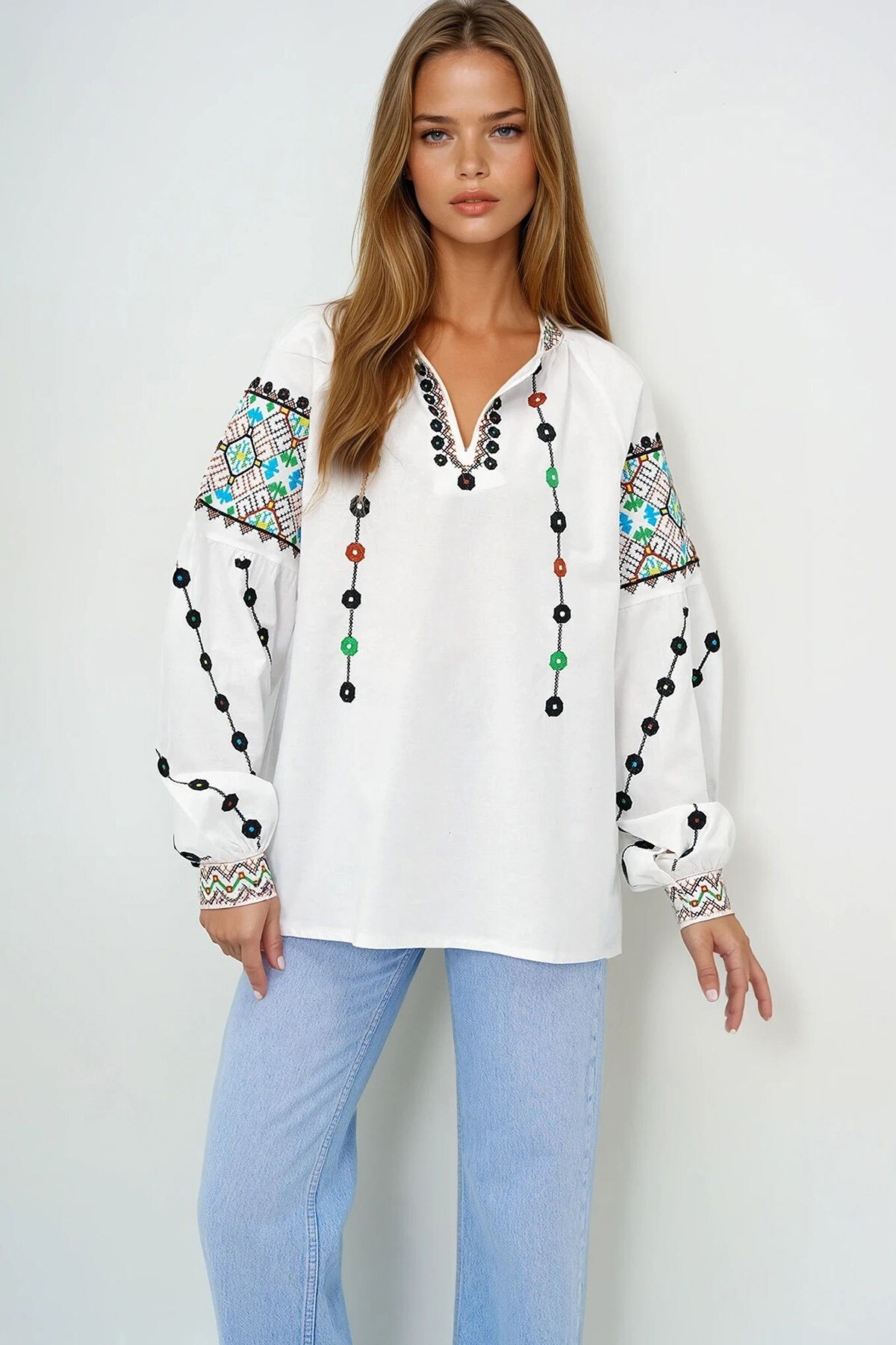 Beyaz Hakim Yaka Nakış İşlemeli Keten Bluz