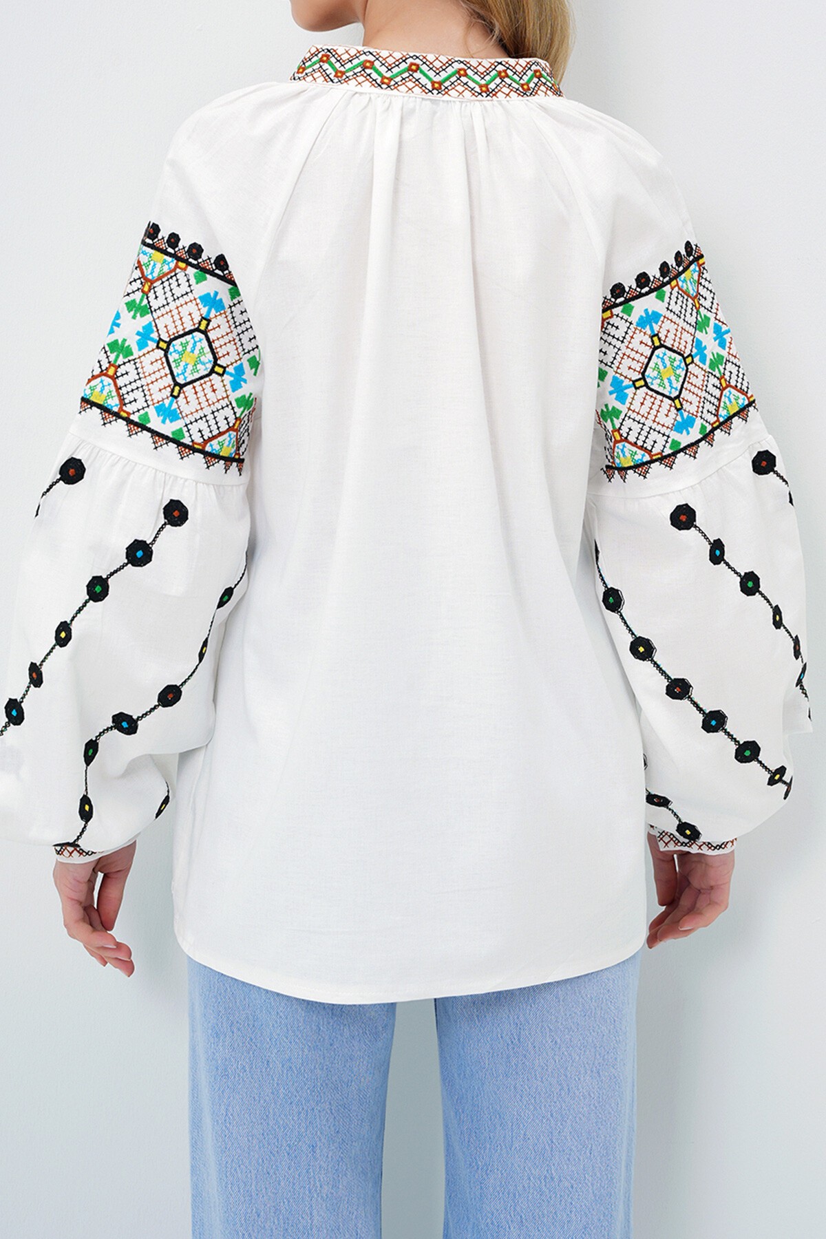 Beyaz Hakim Yaka Nakış İşlemeli Keten Bluz