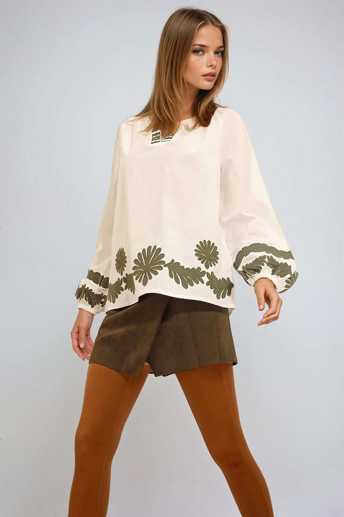 Beyaz Hakim Yaka Nakışlı Balon Kol Dokuma Bluz