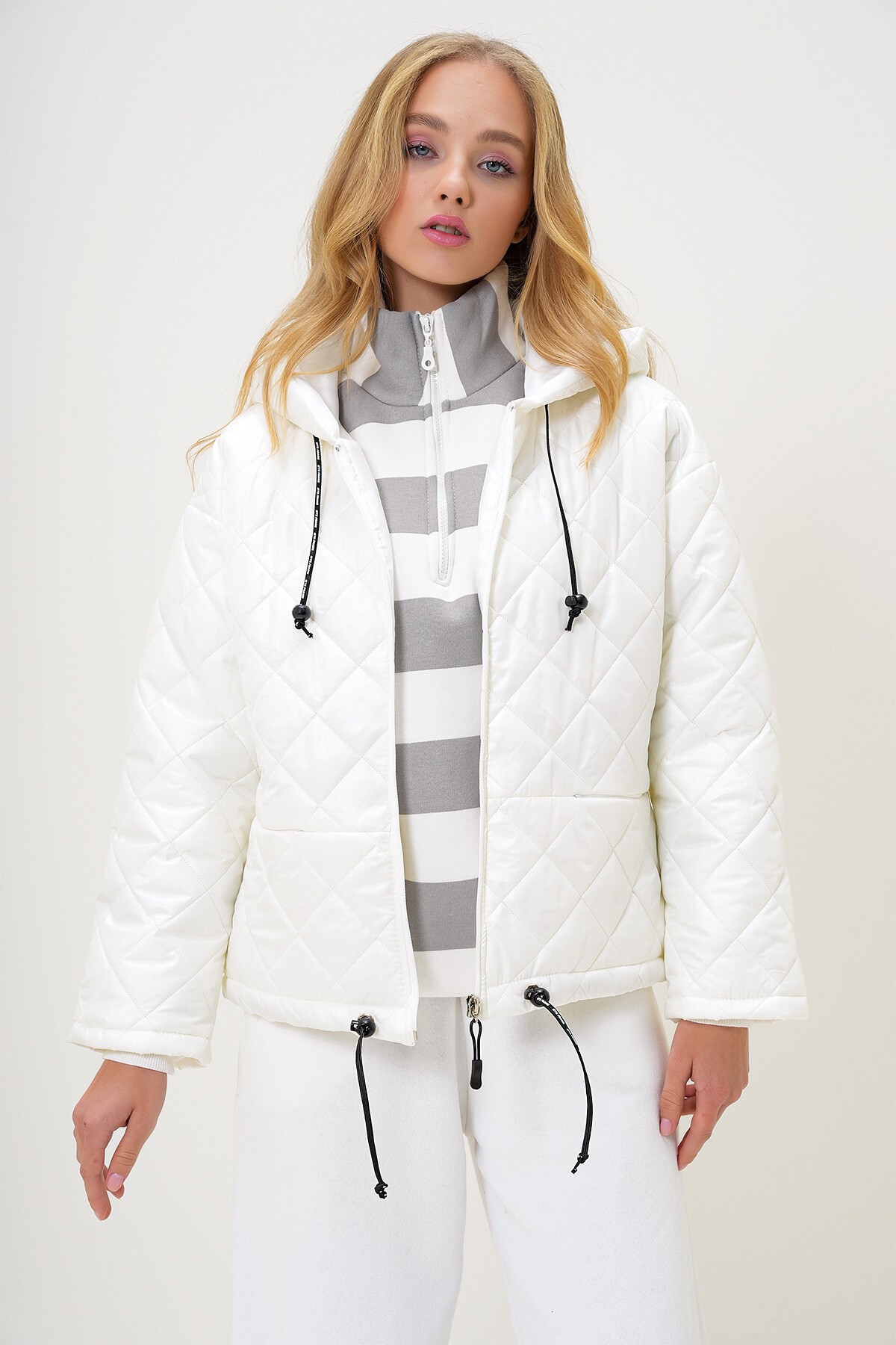 Kapüşonlu Gizli Cepli Cordon Detaylı Astarlı Kapitone Mont