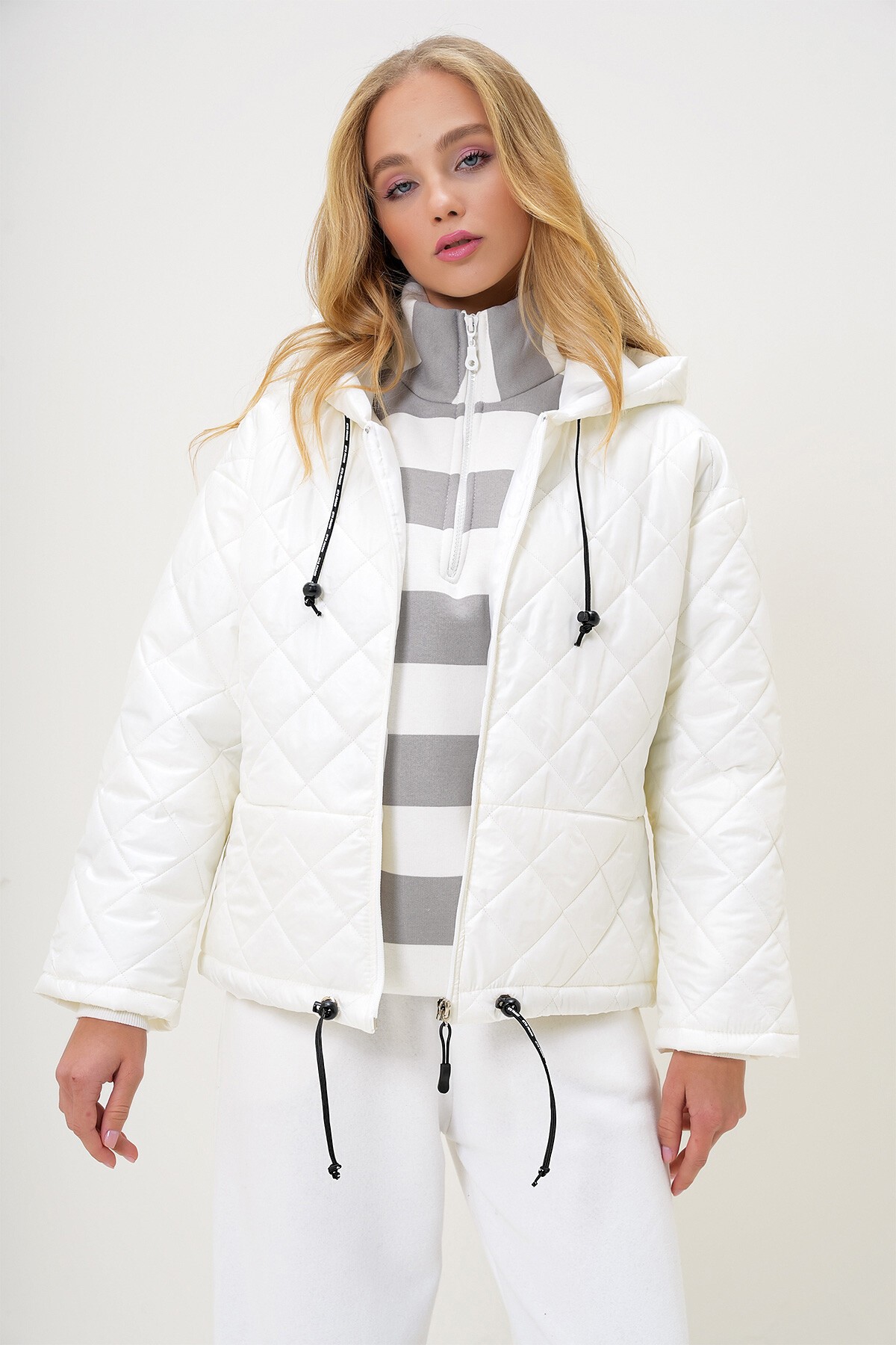 Kapüşonlu Gizli Cepli Cordon Detaylı Astarlı Kapitone Mont