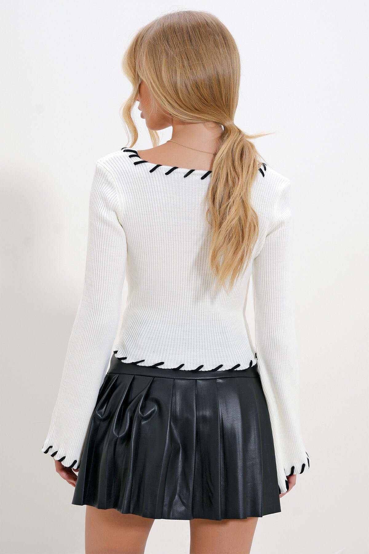 Beyaz Kare Yaka Kroşata Dikişli Triko Bluz