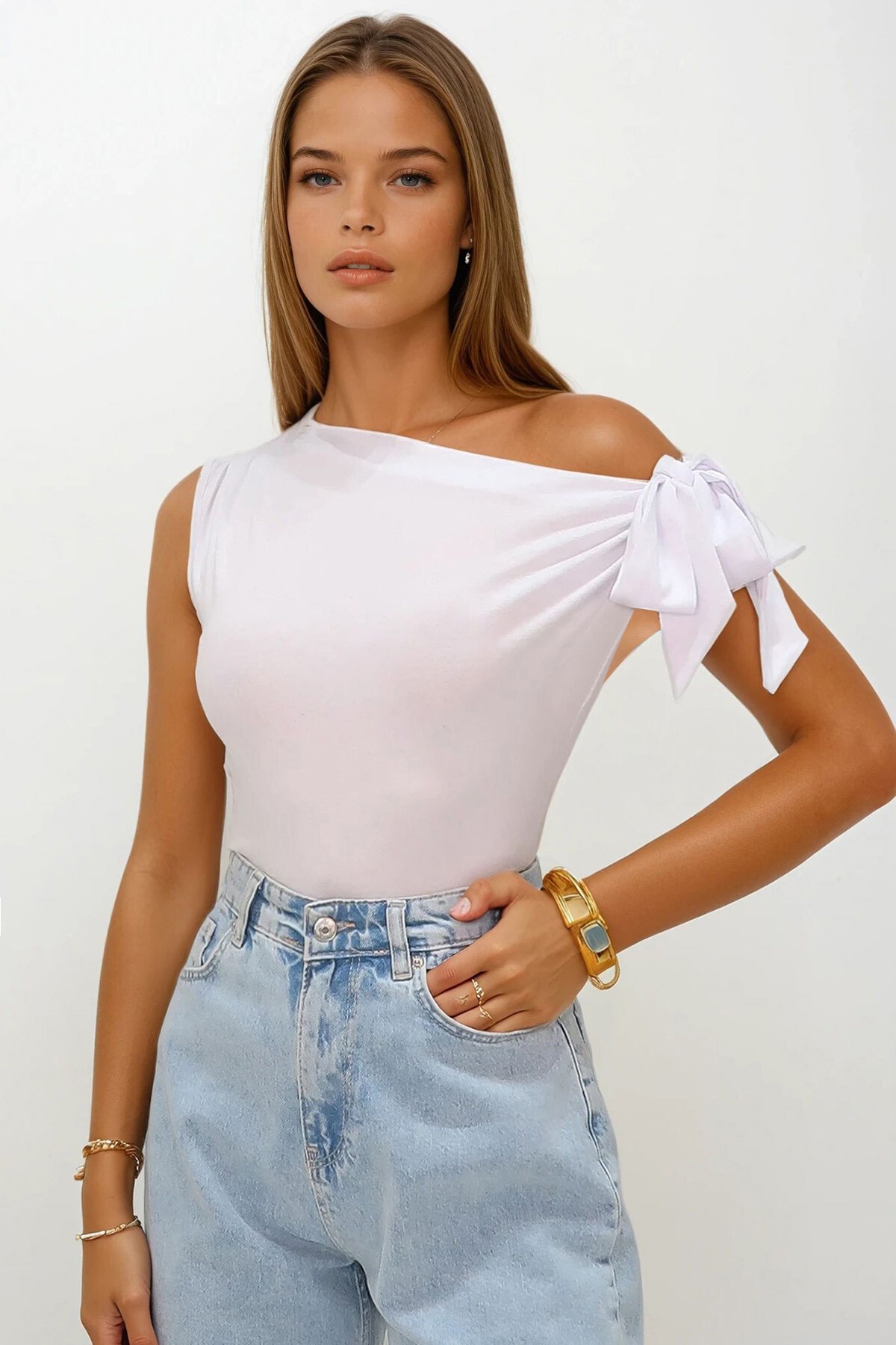 Beyaz Kayık Yaka Fiyonk Bağlamalı Örme Bluz