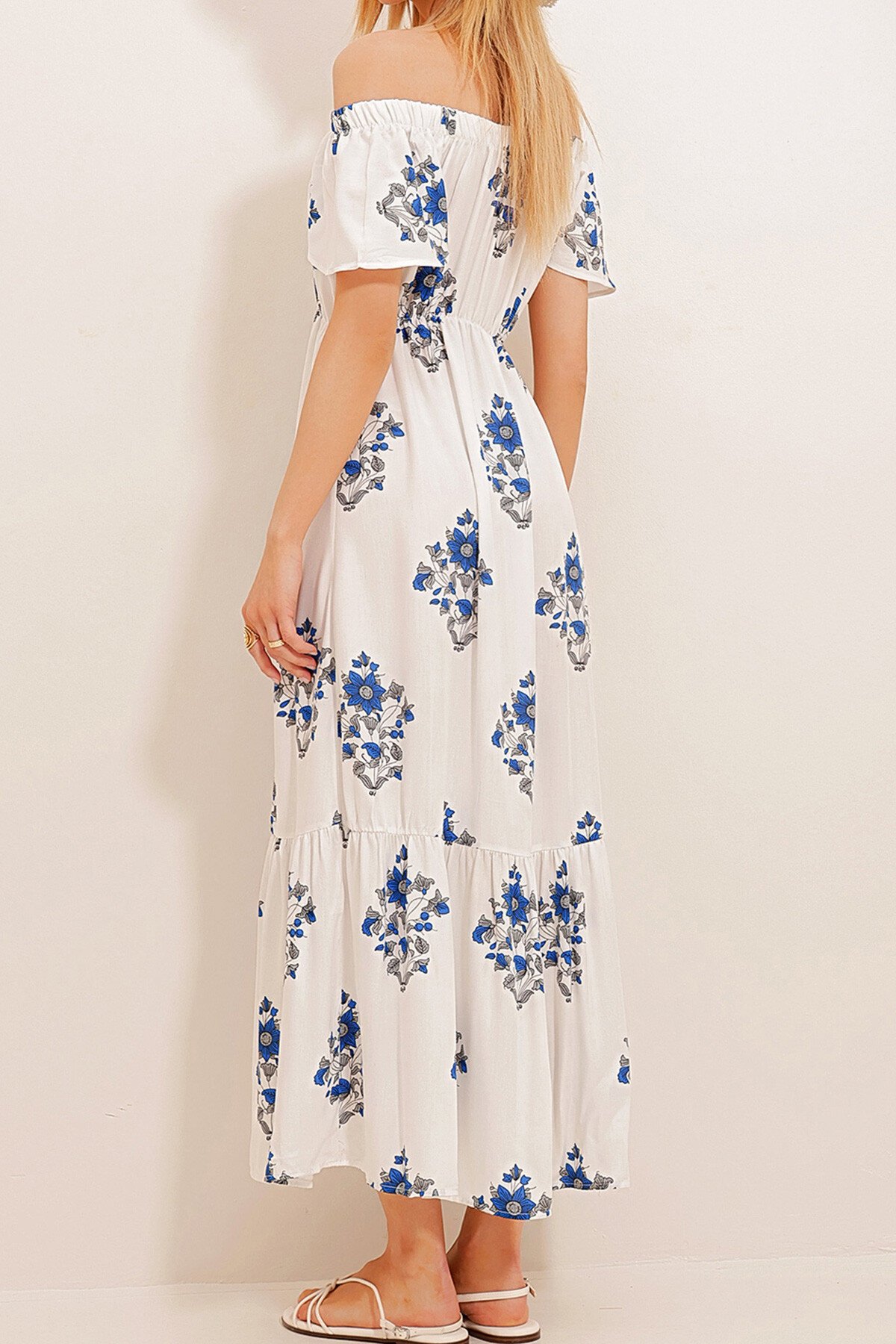 Beyaz Madonna Yaka Dokuma Viskon Elbise