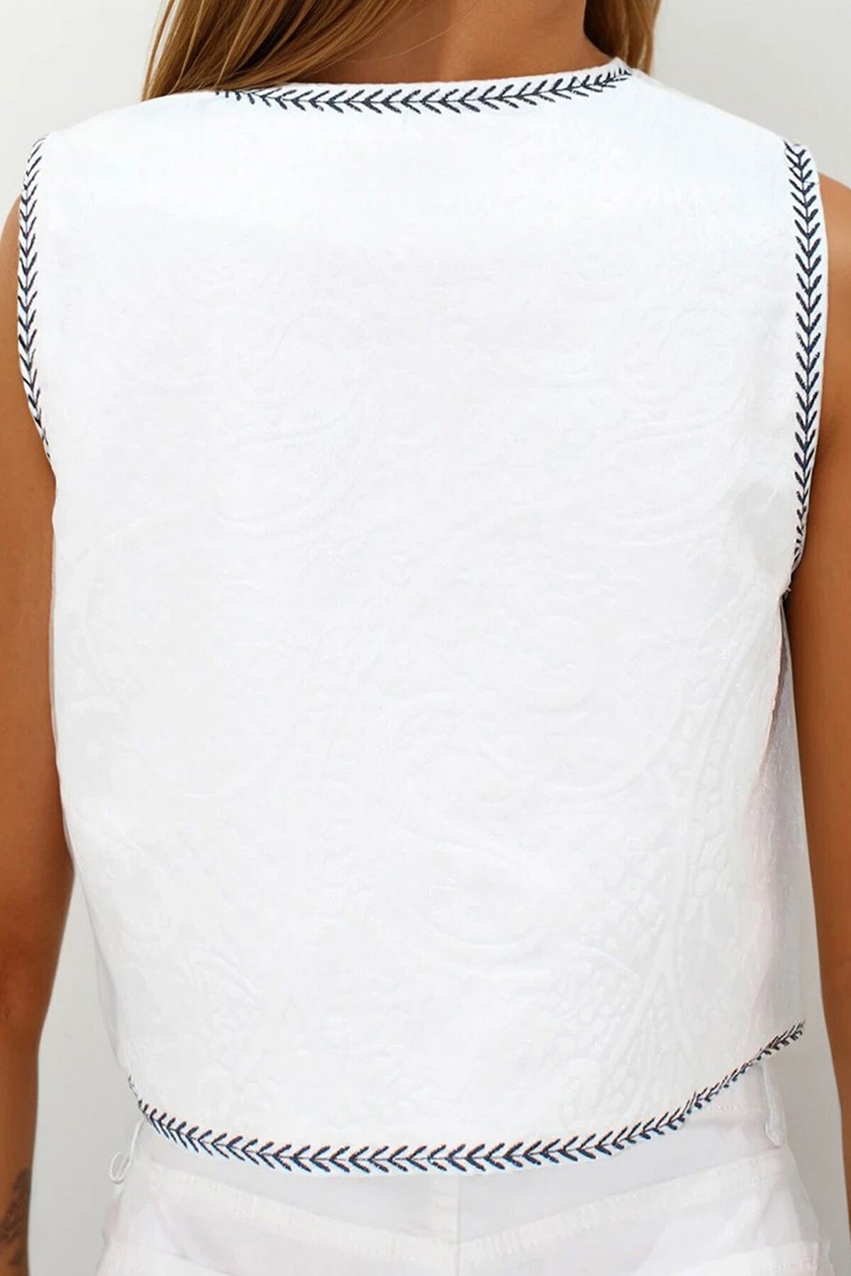 Beyaz Nakış Detaylı Astarlı Dokulu Crop Yelek