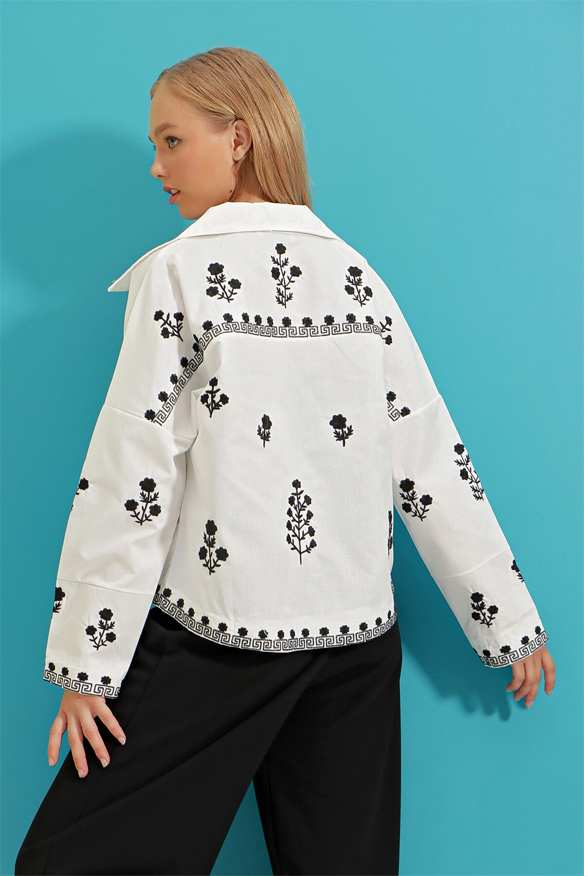 Beyaz Nakış İşlemeli Keten Ceket