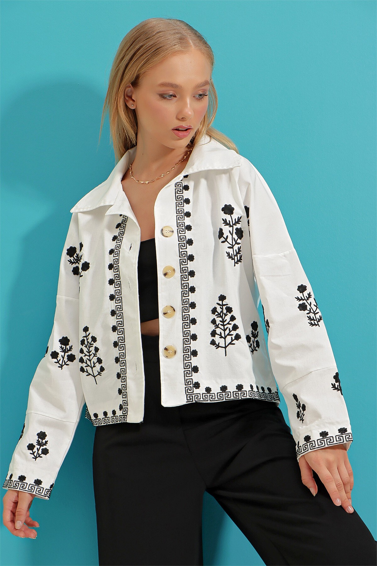 Beyaz Nakış İşlemeli Keten Ceket