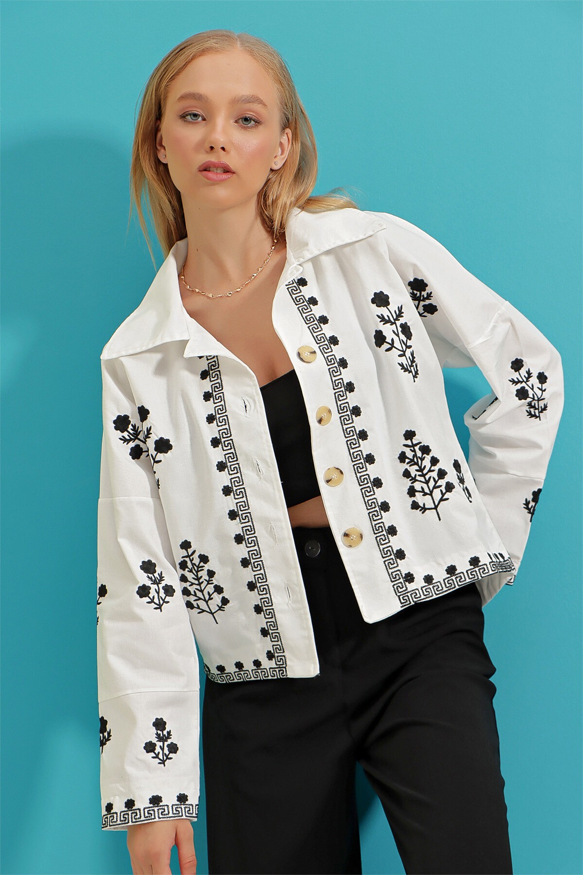 Beyaz Nakış İşlemeli Keten Ceket