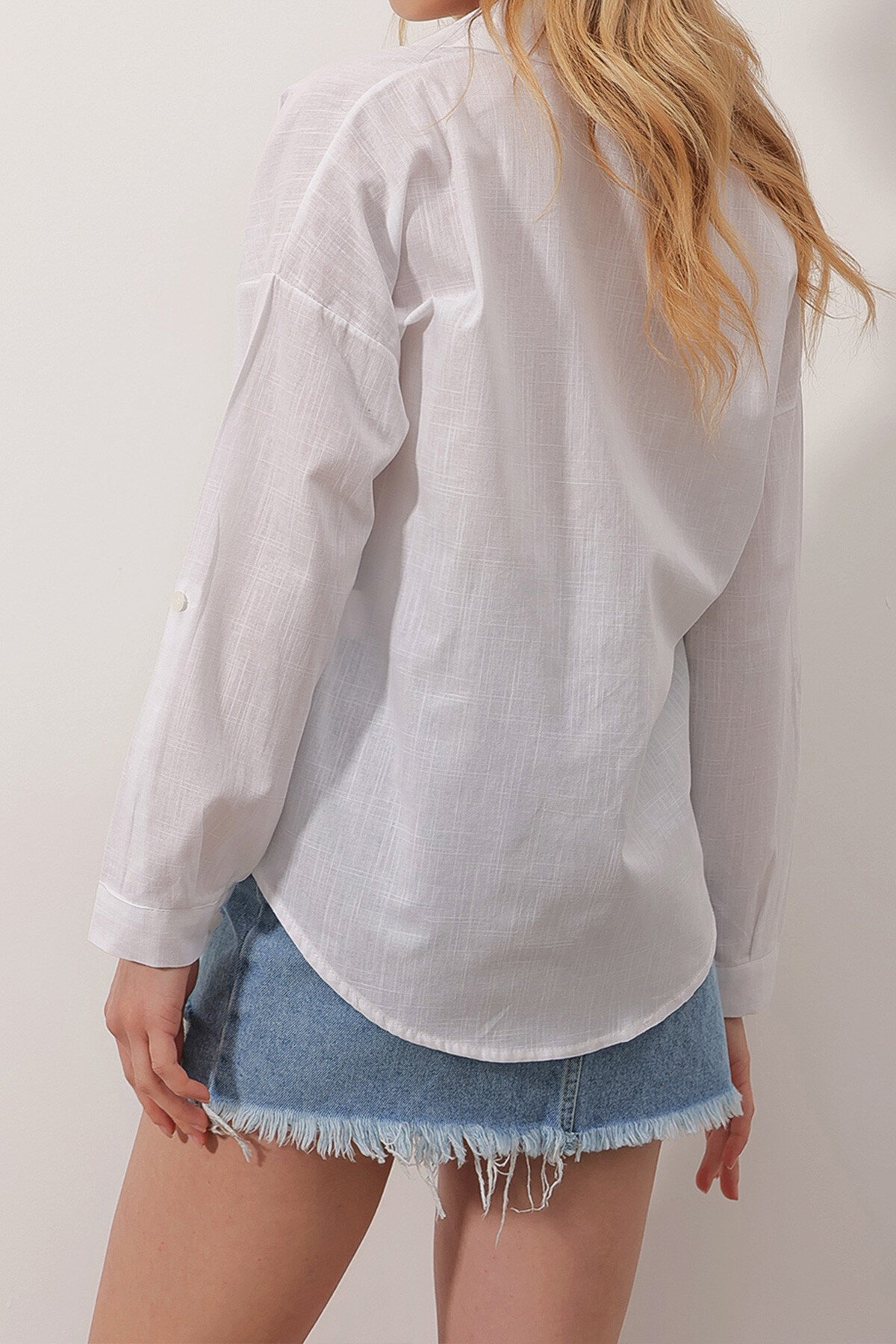 Beyaz Nakış İşlemeli Keten Gömlek