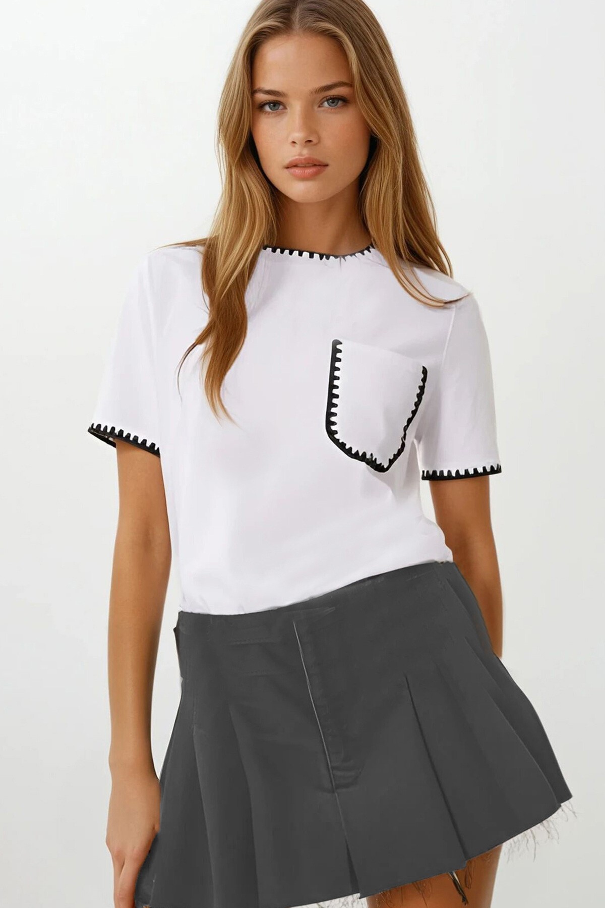 Beyaz Nakış İşlemeli Tek Cepli T-Shirt