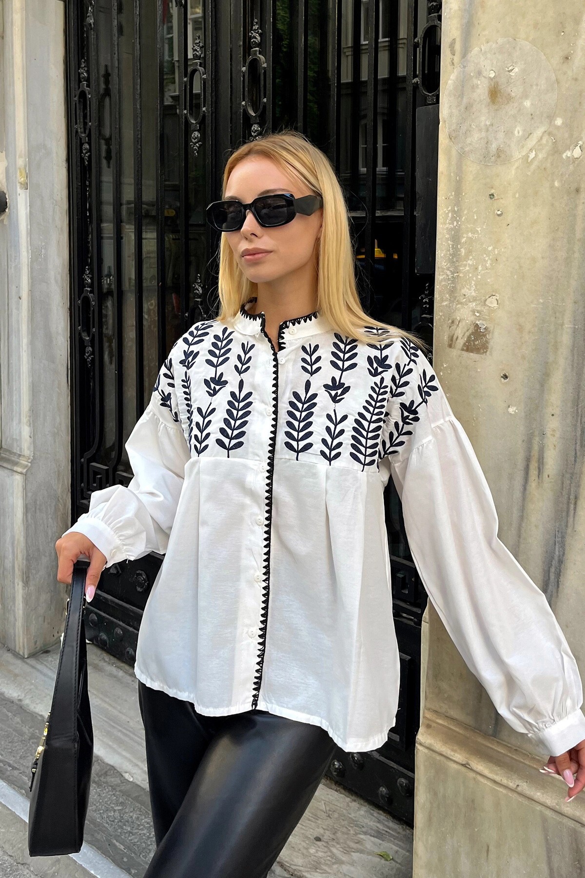 Beyaz Nakış İşlemeli Yaprak Desenli Balon Kol Gömlek