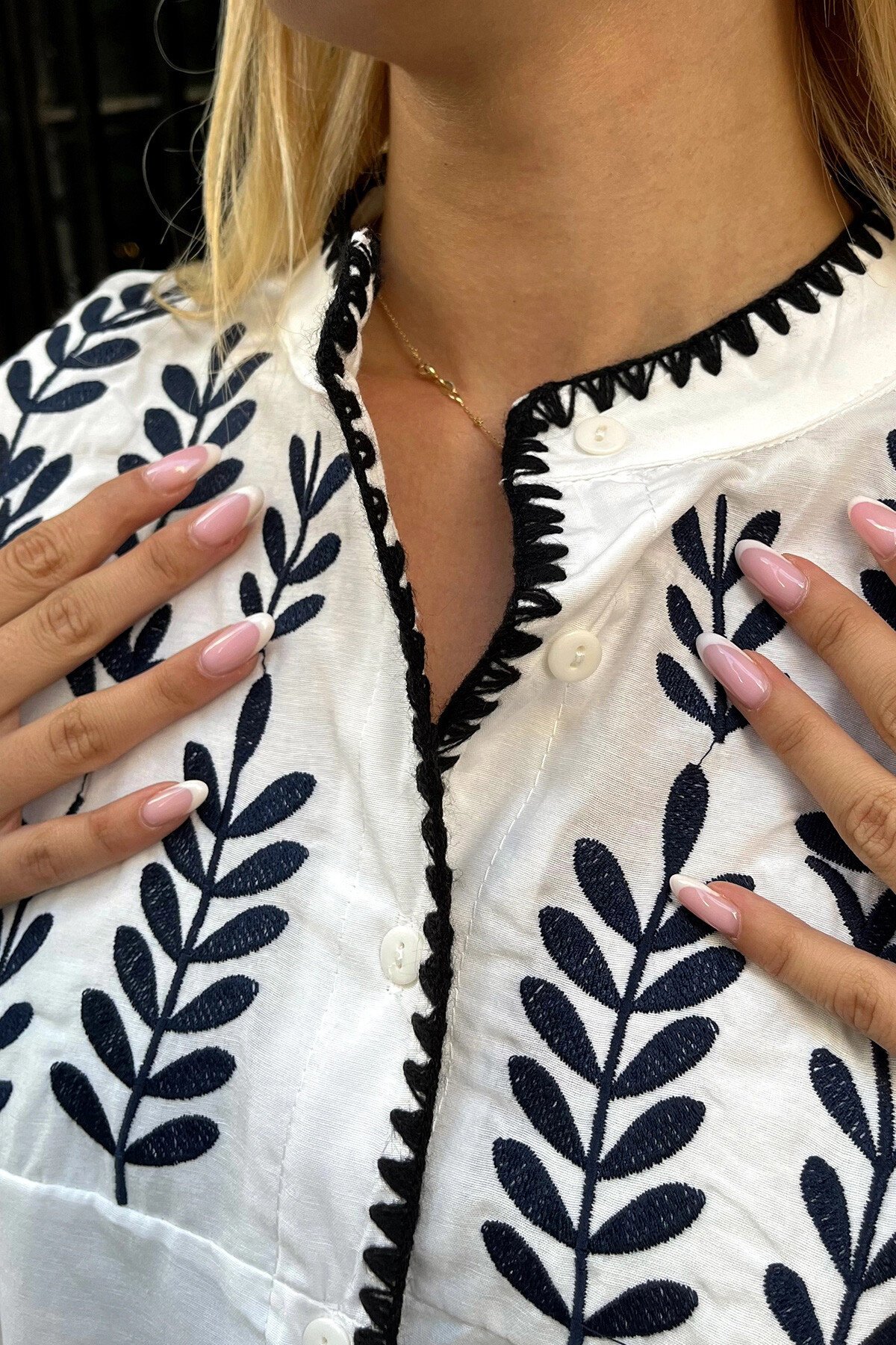 Beyaz Nakış İşlemeli Yaprak Desenli Balon Kol Gömlek