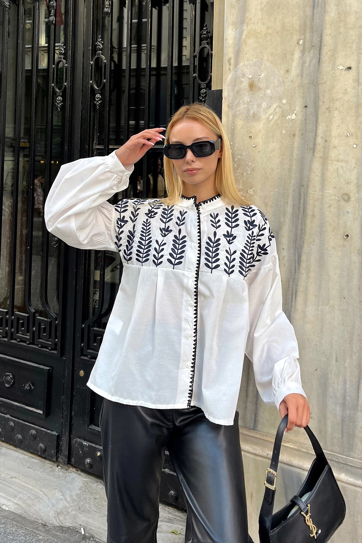 Beyaz Nakış İşlemeli Yaprak Desenli Balon Kol Gömlek