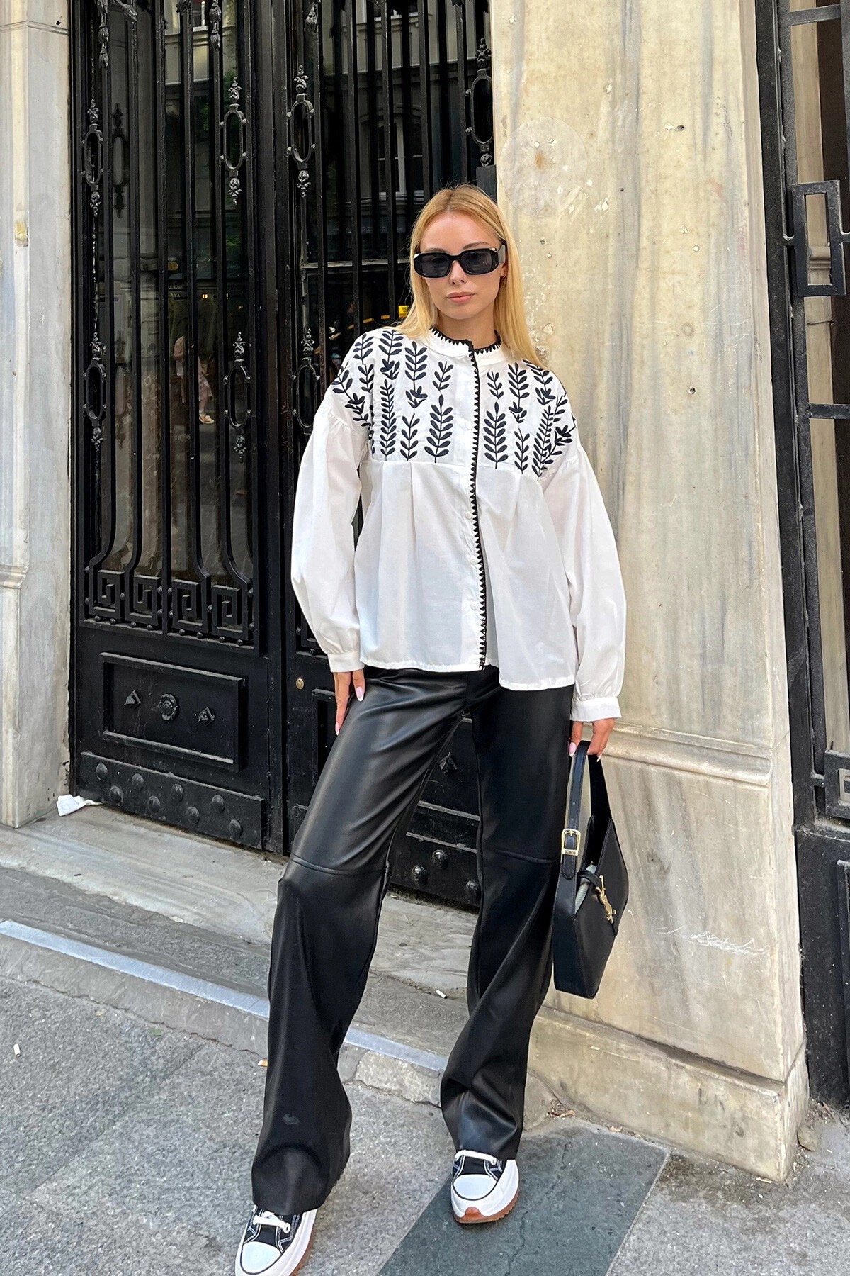 Beyaz Nakış İşlemeli Yaprak Desenli Balon Kol Gömlek