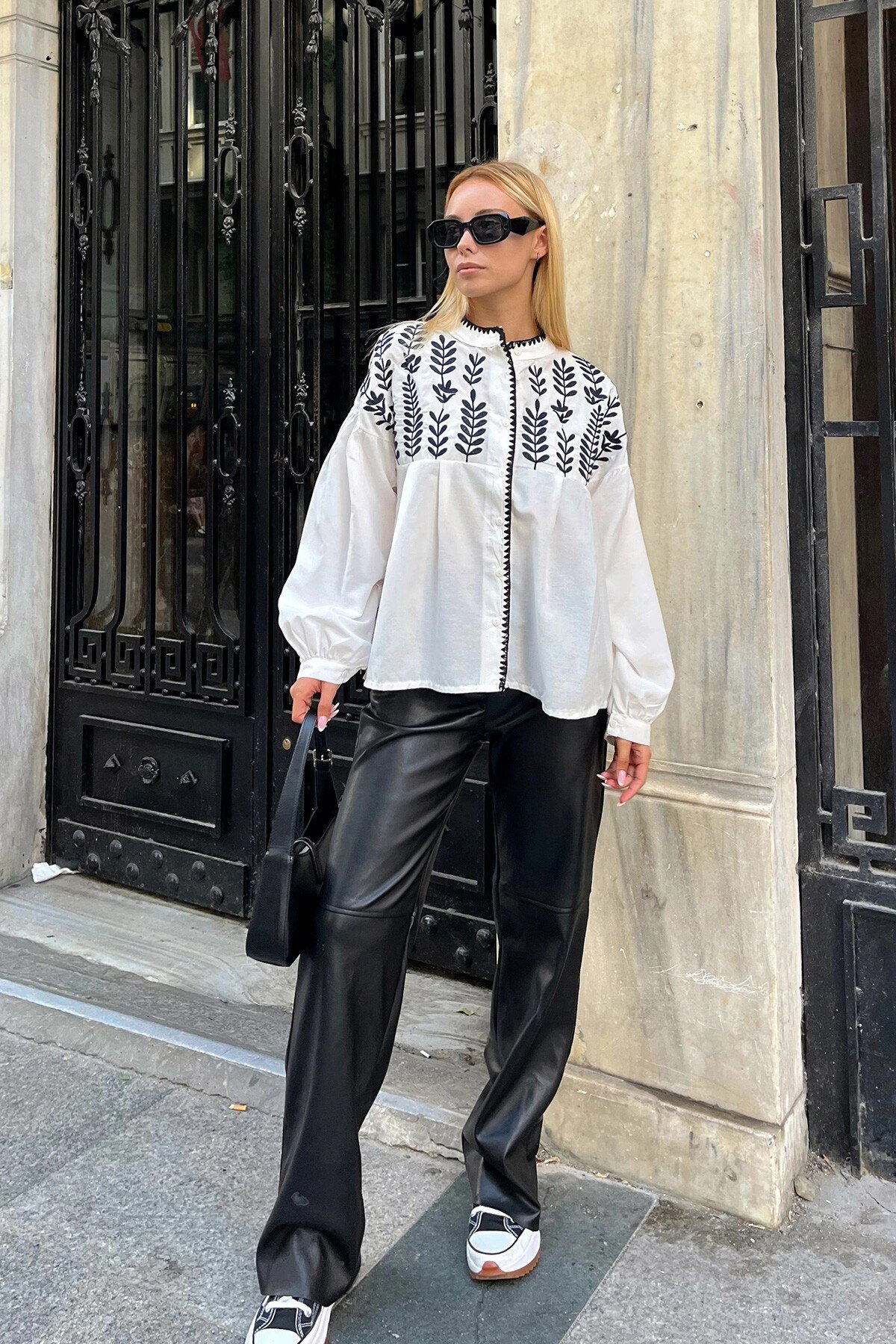 Beyaz Nakış İşlemeli Yaprak Desenli Balon Kol Gömlek