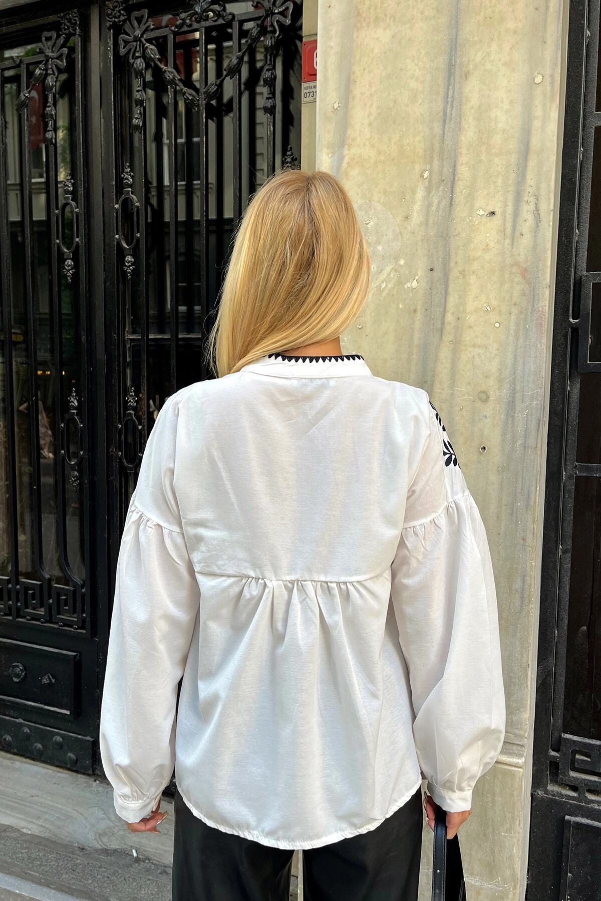 Beyaz Nakış İşlemeli Yaprak Desenli Balon Kol Gömlek