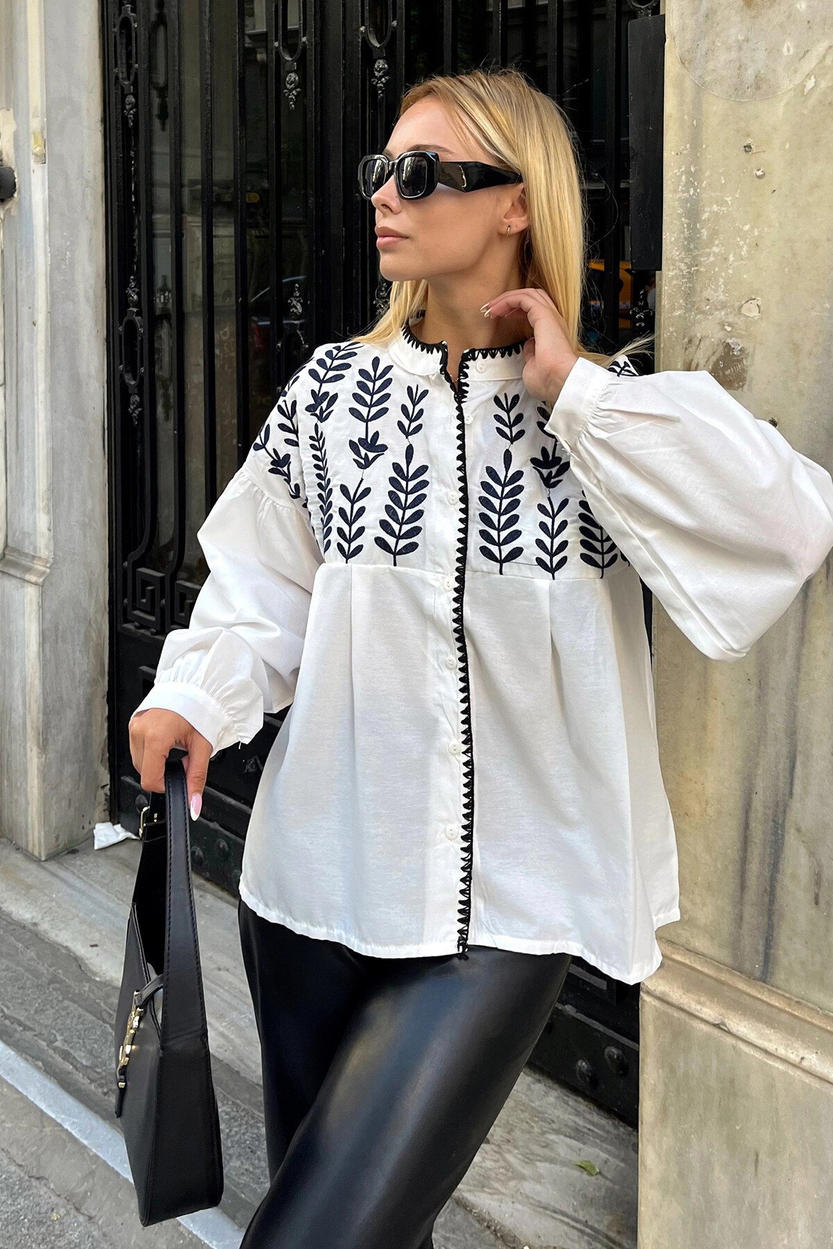 Beyaz Nakış İşlemeli Yaprak Desenli Balon Kol Gömlek
