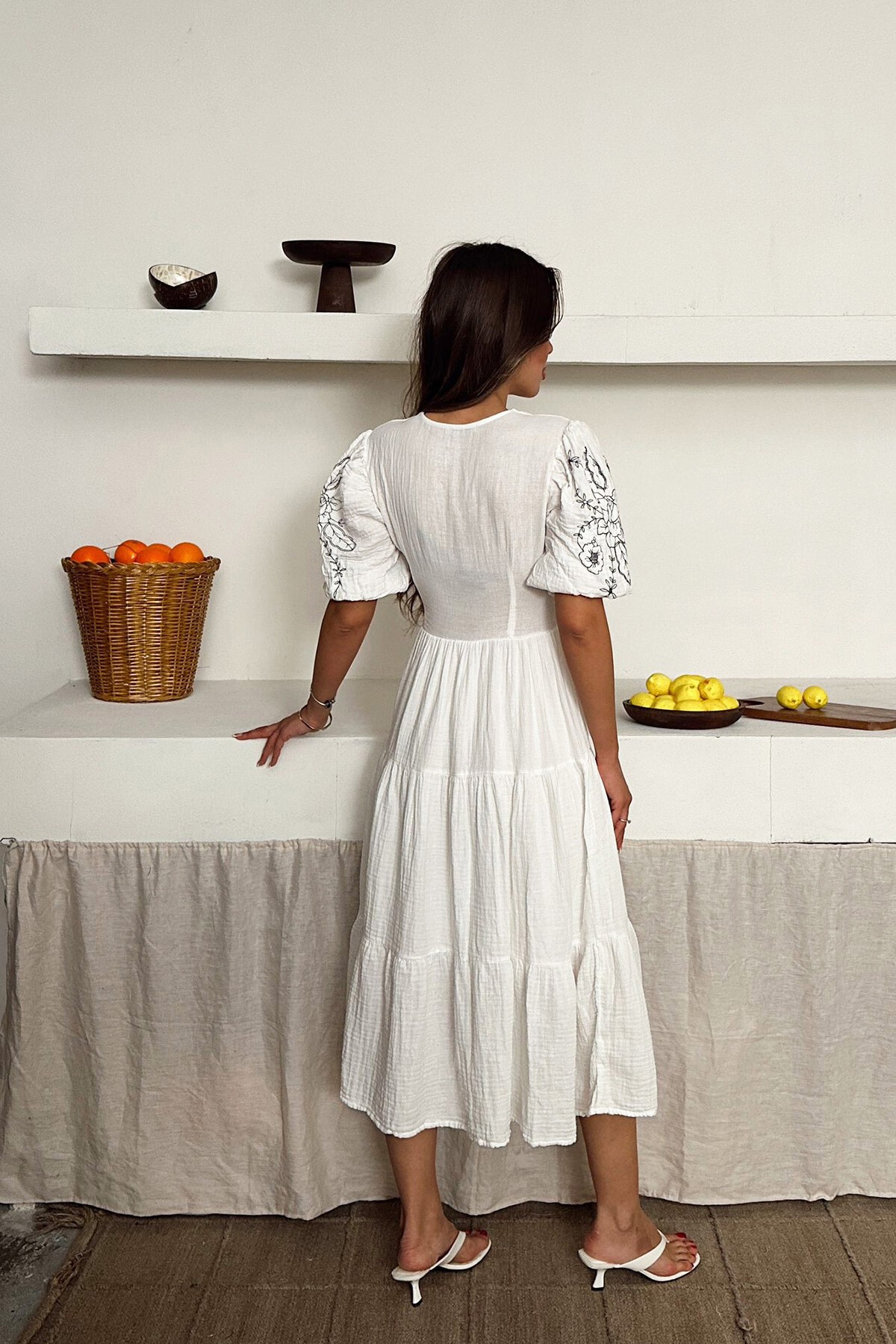 Beyaz Nakışlı Bağlama Detaylı Midi Boy Müslin Elbise