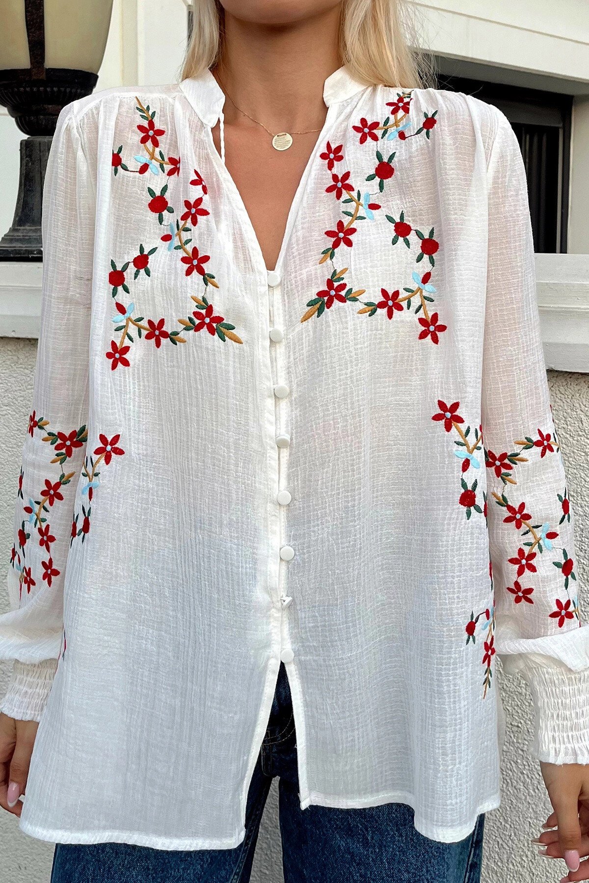 Beyaz Nakışlı Çiçek Desenli Bilekleri Gipeli Geniş Kesim Gömlek