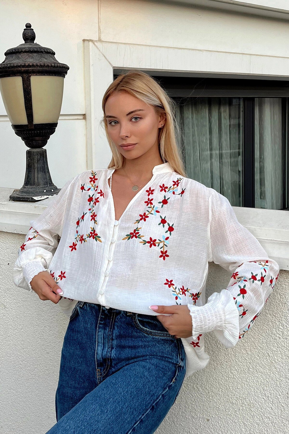 Beyaz Nakışlı Çiçek Desenli Bilekleri Gipeli Geniş Kesim Gömlek