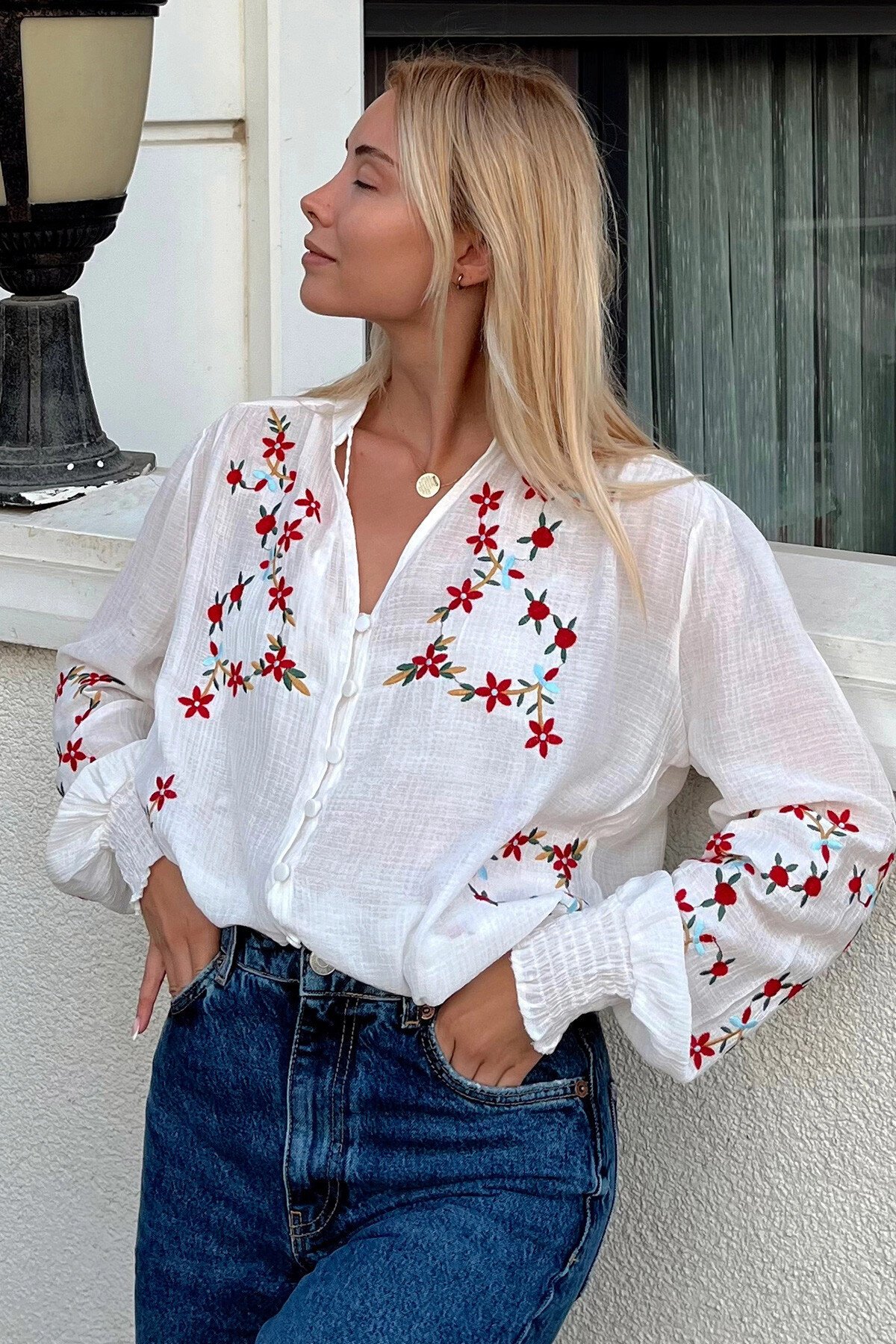 Beyaz Nakışlı Çiçek Desenli Bilekleri Gipeli Geniş Kesim Gömlek