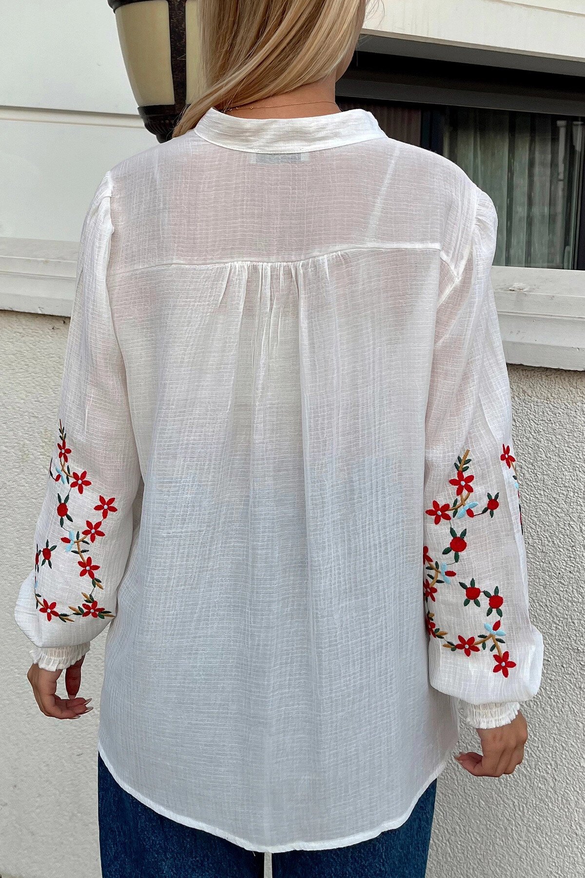 Beyaz Nakışlı Çiçek Desenli Bilekleri Gipeli Geniş Kesim Gömlek