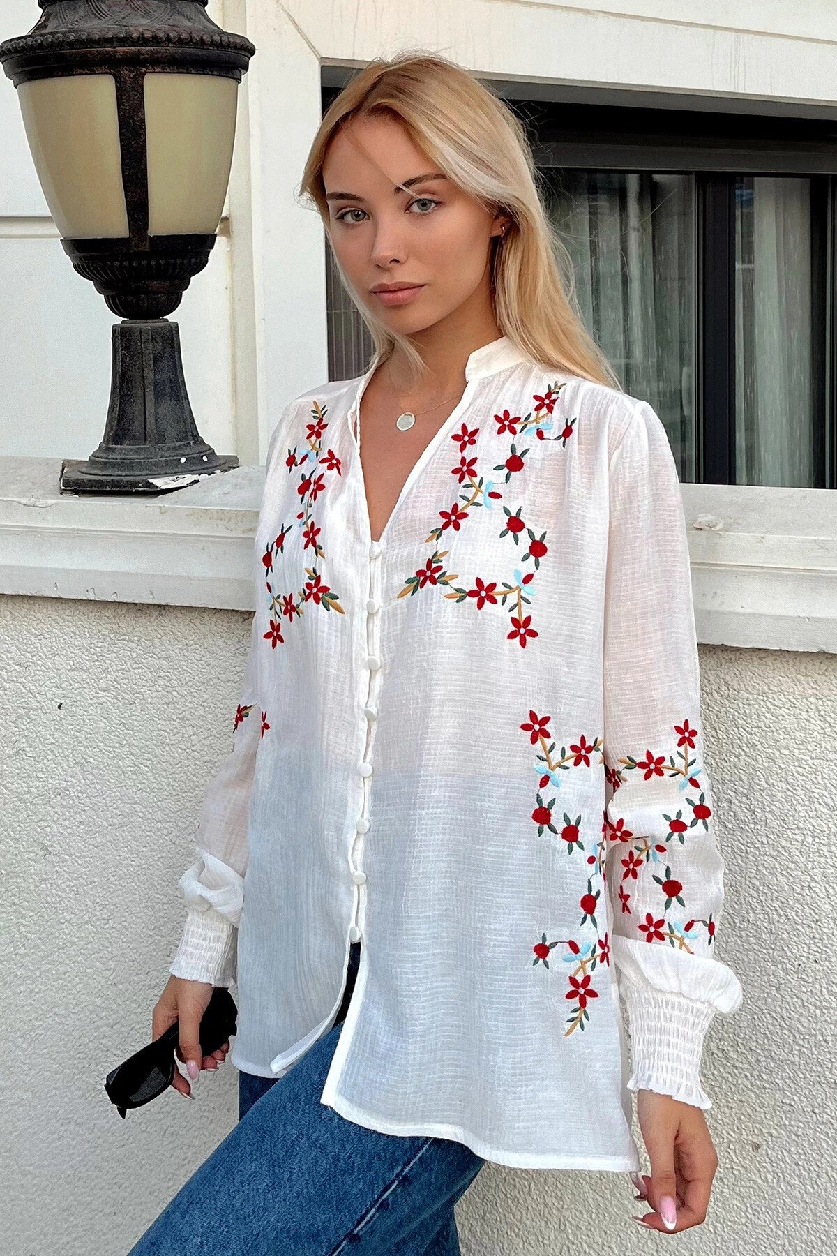 Beyaz Nakışlı Çiçek Desenli Bilekleri Gipeli Geniş Kesim Gömlek