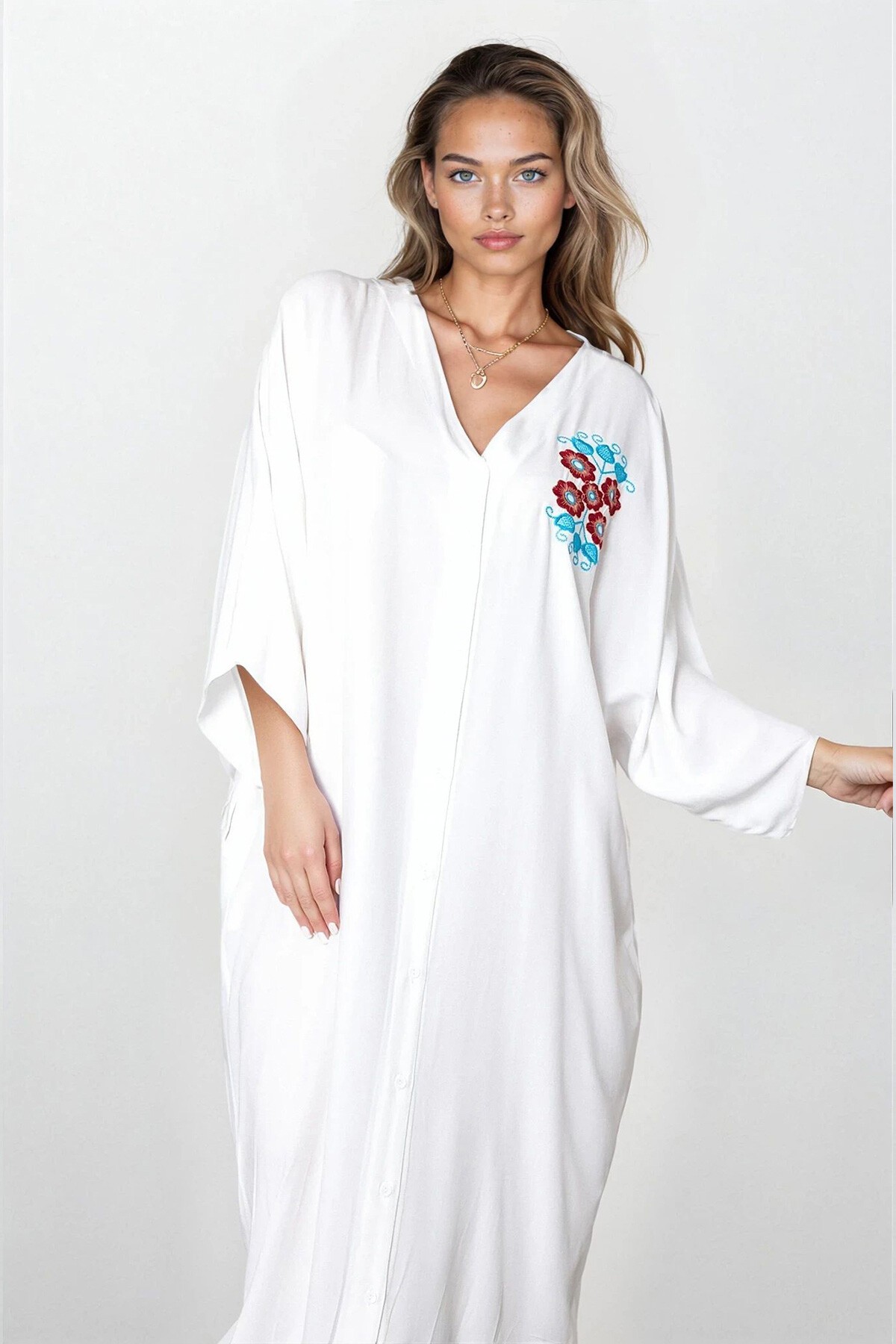 Beyaz Önü Düğmeli Nakışlı Büyük Beden Viskon Elbise