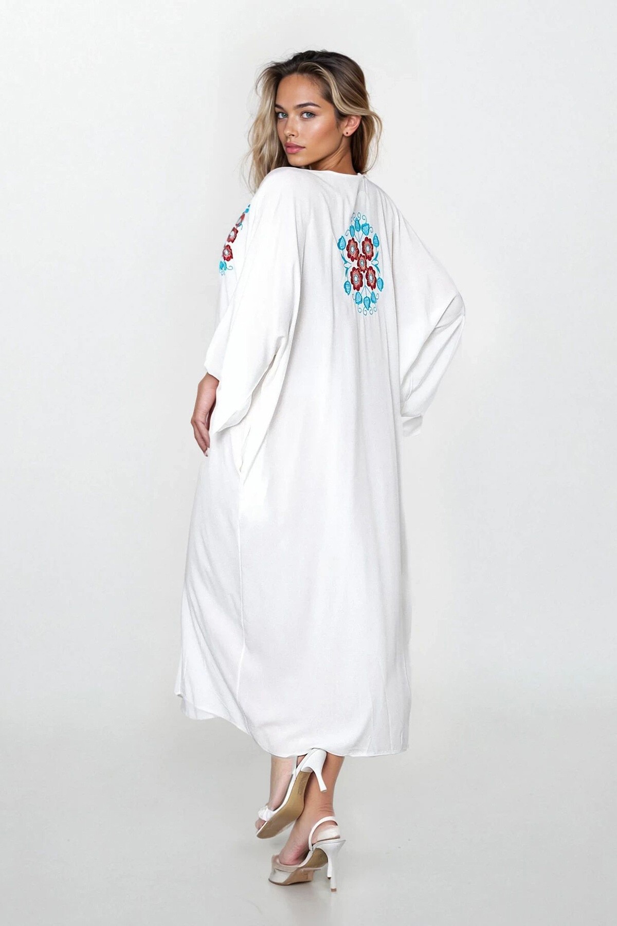 Beyaz Önü Düğmeli Nakışlı Büyük Beden Viskon Elbise