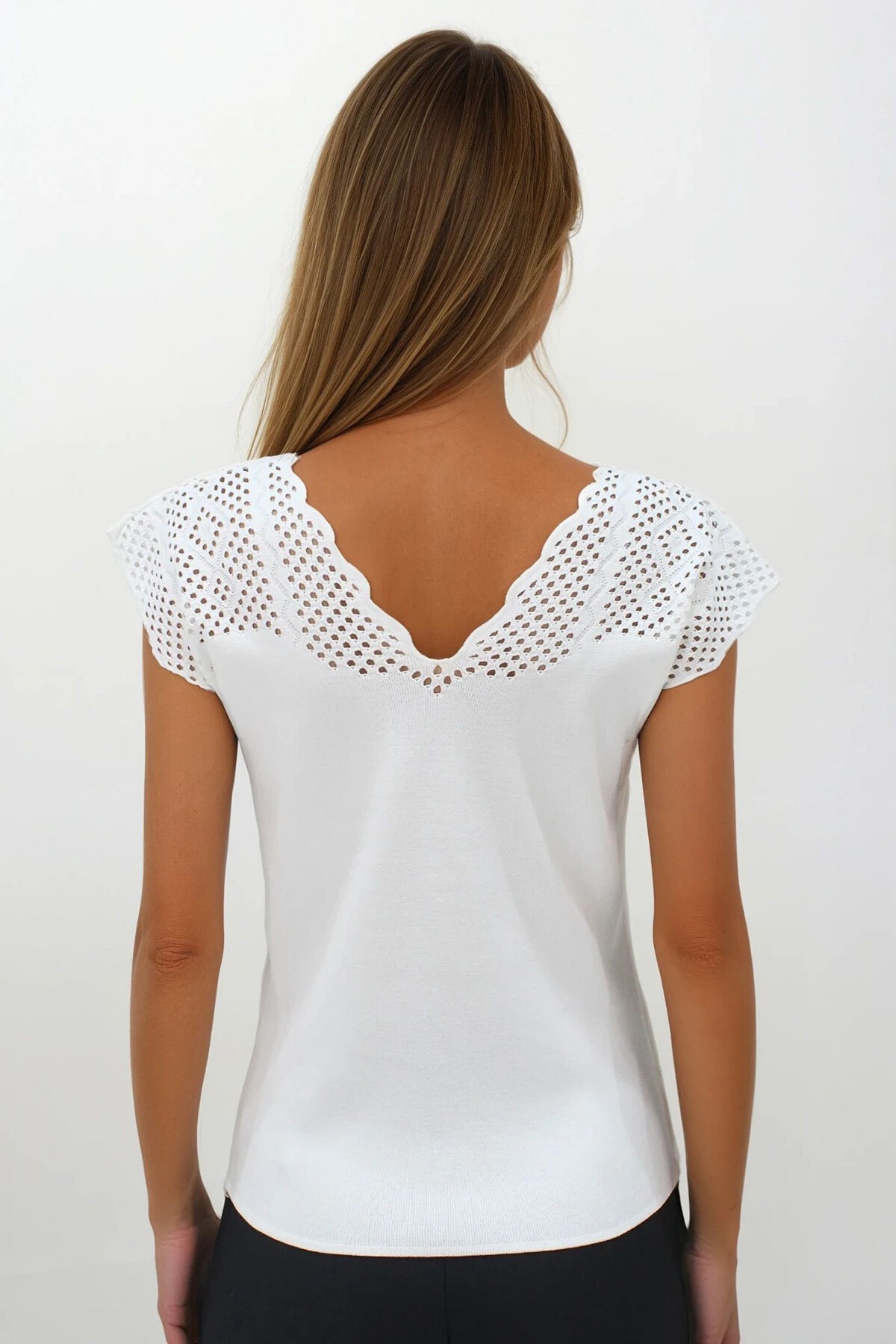 Beyaz Önü Ve Arkası V Yaka Delik Ajurlu Triko Bluz