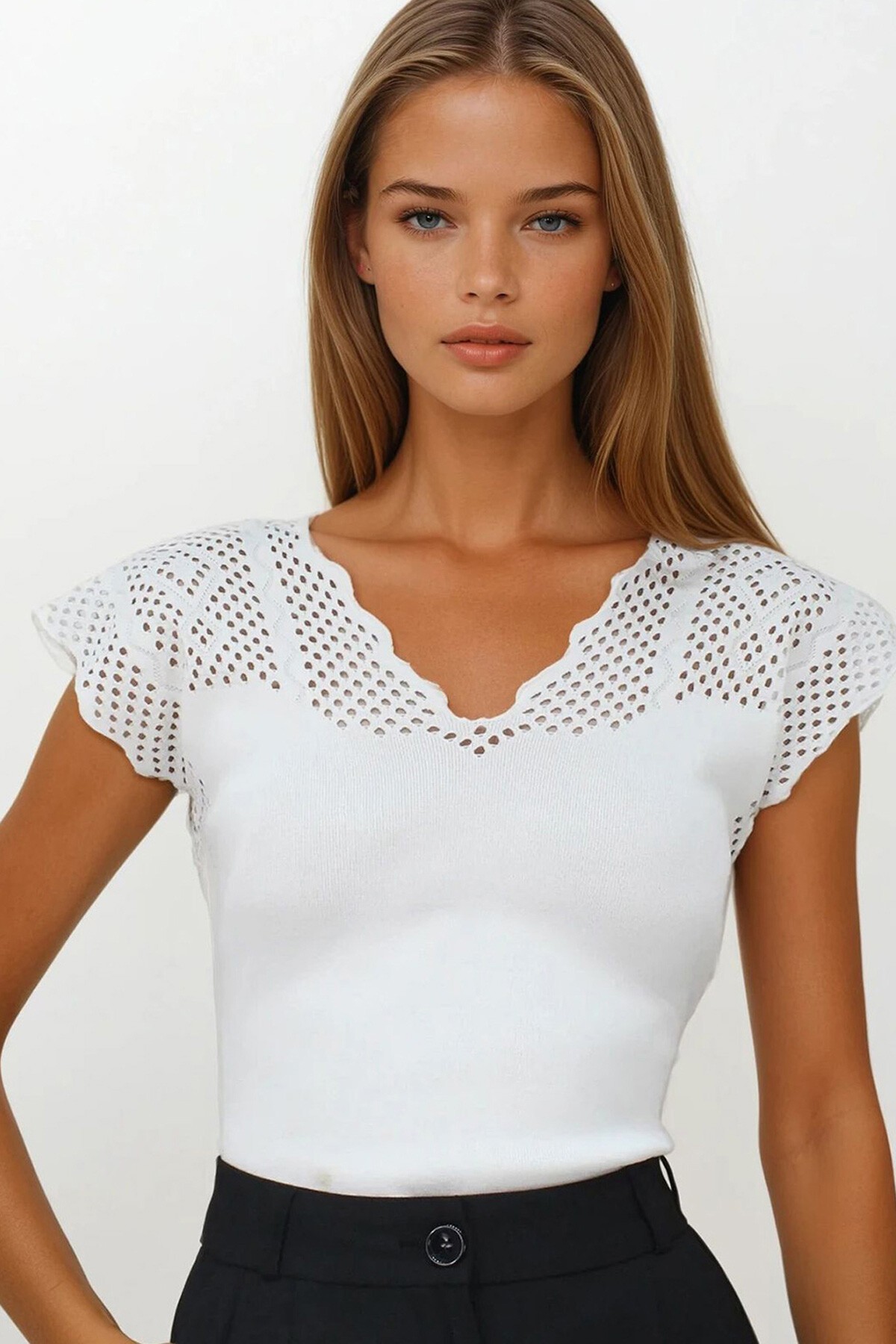 Beyaz Önü Ve Arkası V Yaka Delik Ajurlu Triko Bluz