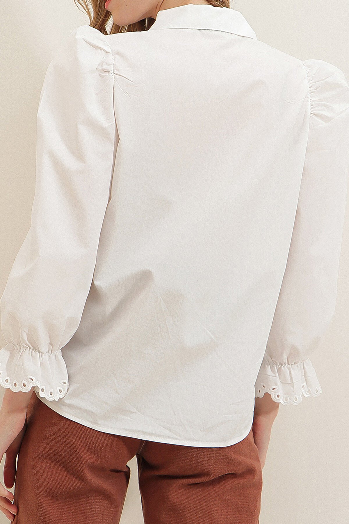 Beyaz Prenses Kol Güpür Nakışlı Dokuma Gömlek