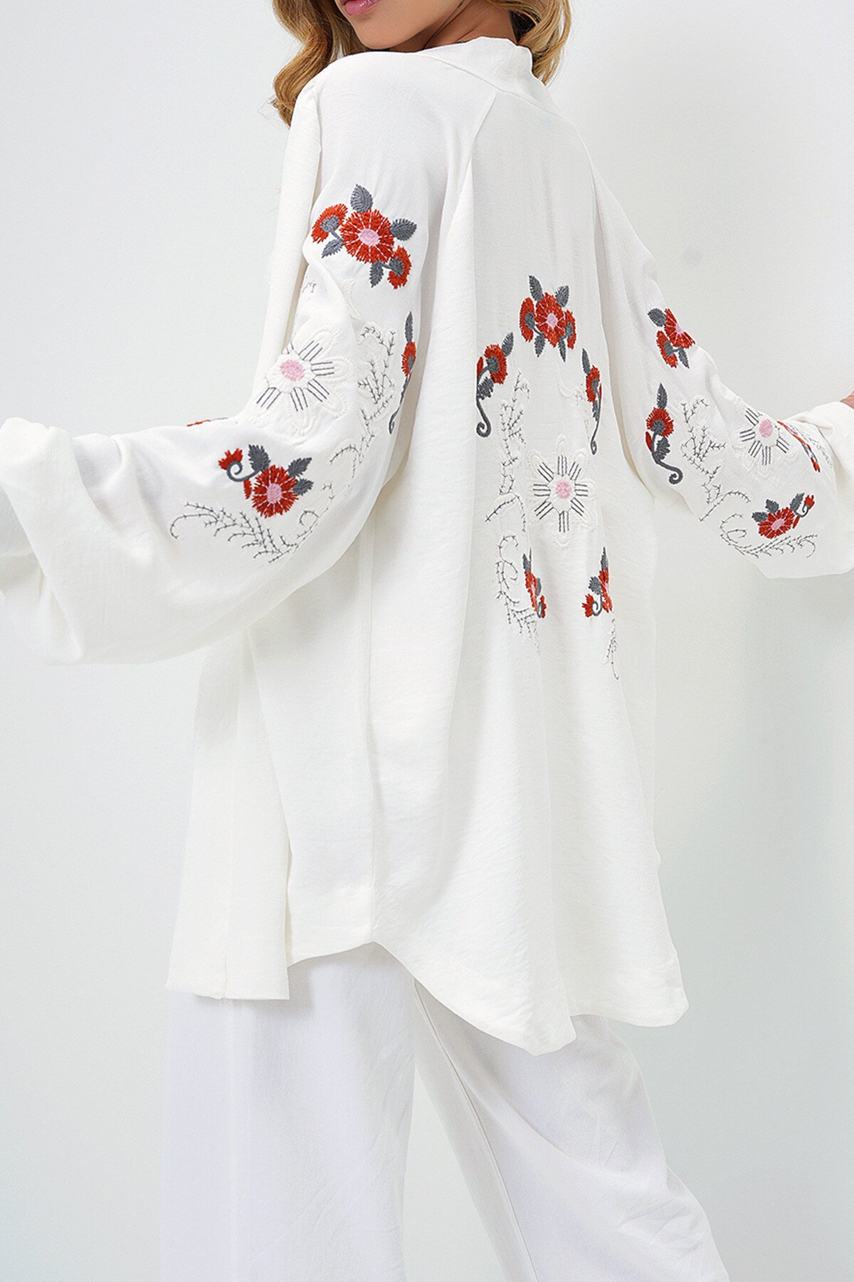 Beyaz Şal Yaka Kolları Ve Sırtı Nakış Detaylı Kimono Ceket