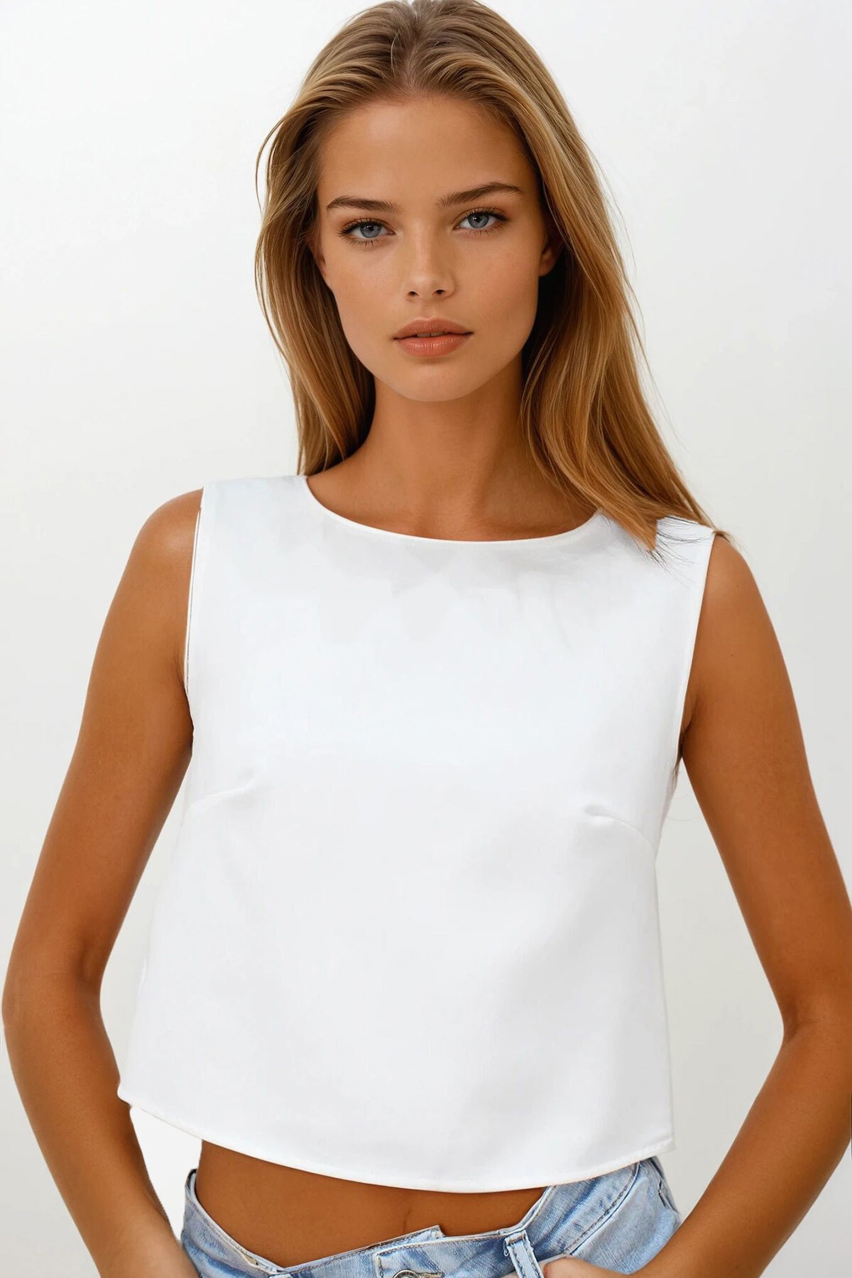 Beyaz Sırtı Fiyonk Detaylı Bluz