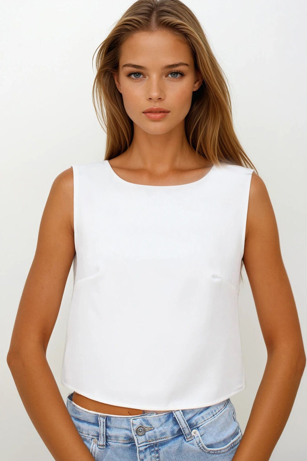 Beyaz Sırtı Fiyonk Detaylı Bluz