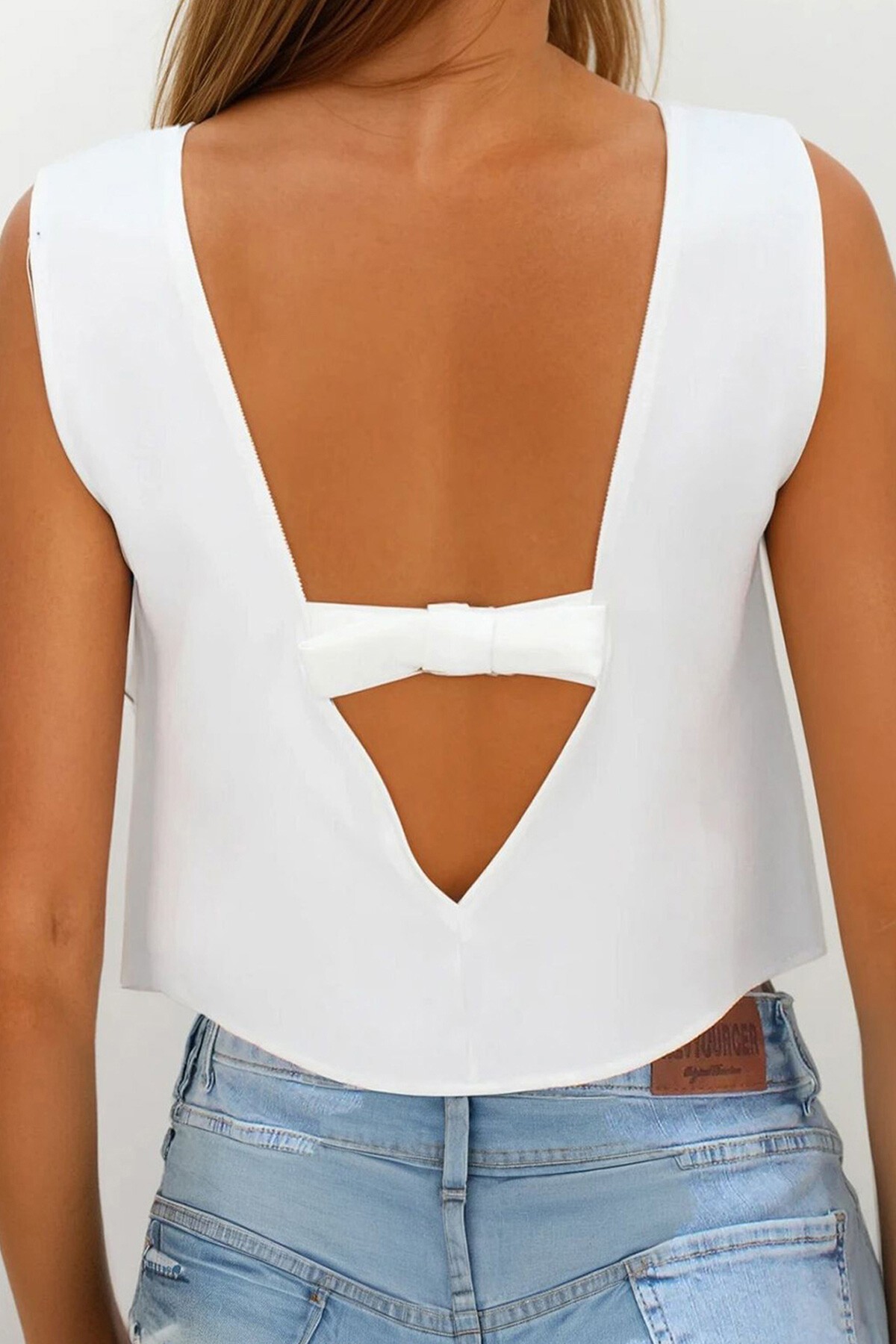 Beyaz Sırtı Fiyonk Detaylı Bluz