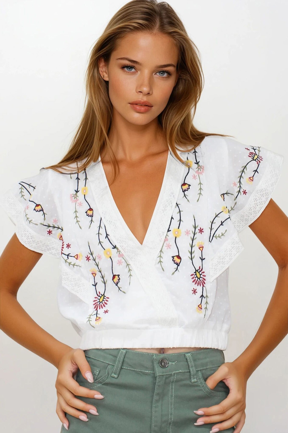 Beyaz V Yaka Fisto Ve Nakış İşlemeli Bluz