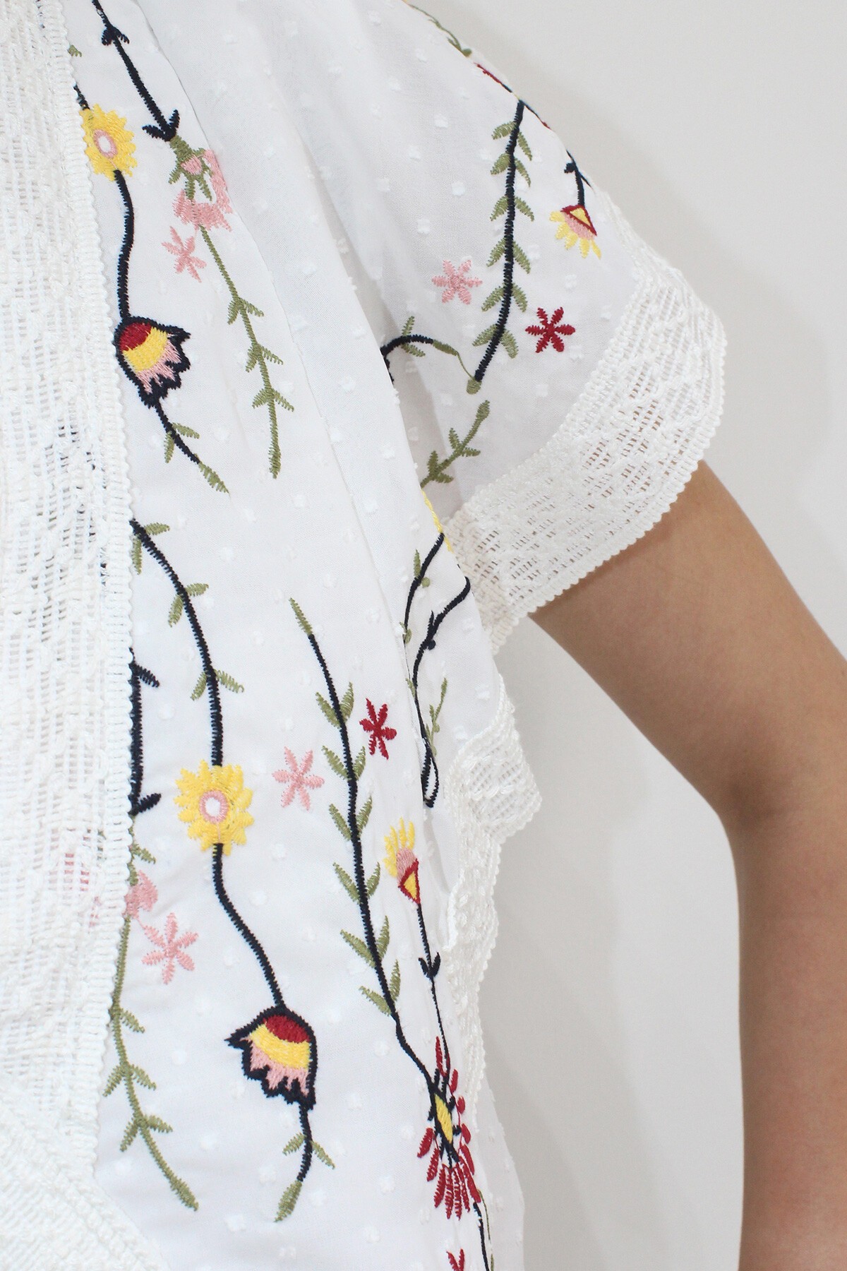 Beyaz V Yaka Fisto Ve Nakış İşlemeli Bluz
