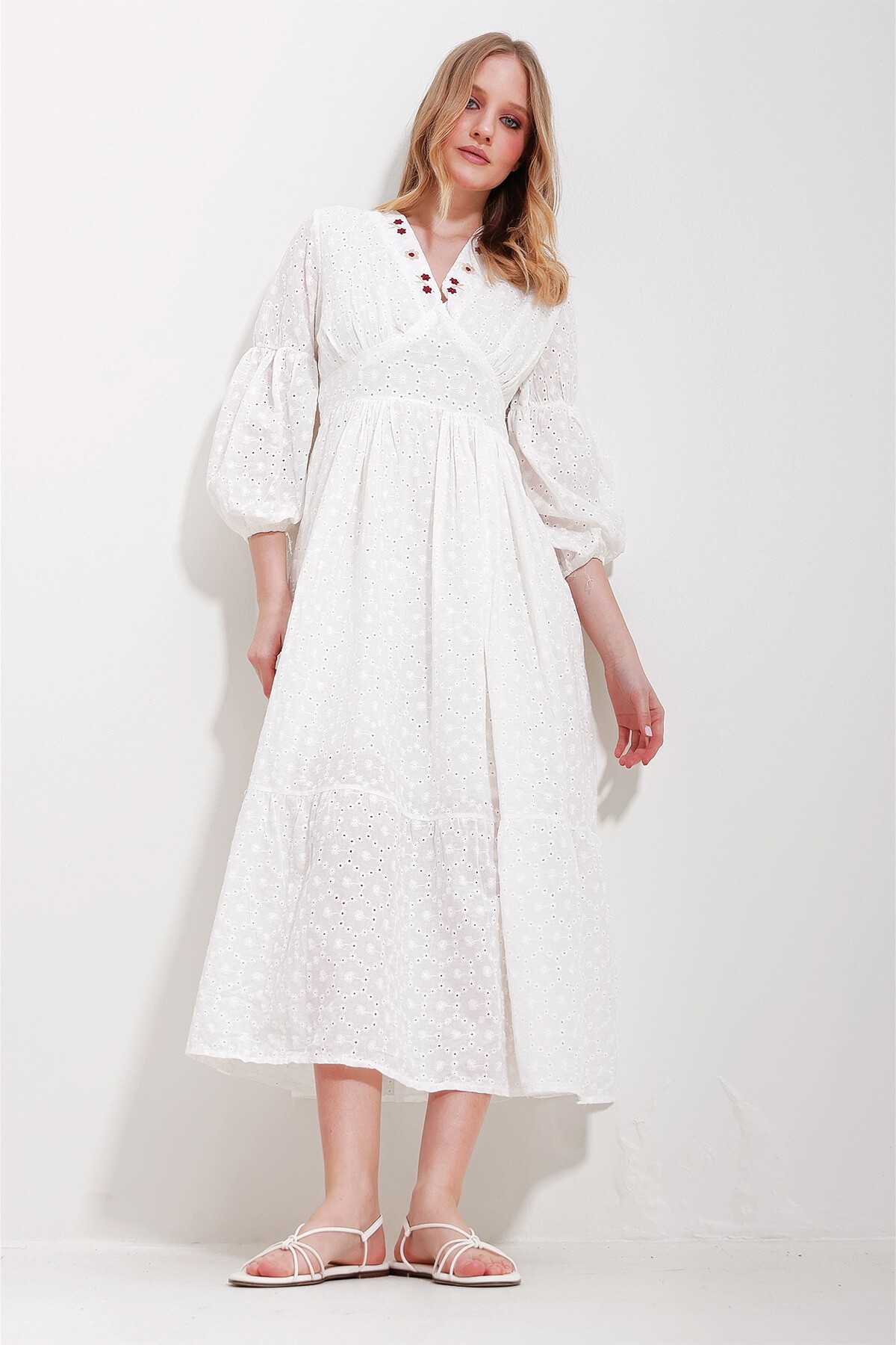 Beyaz V Yaka Fisto Ve Nakış İşlemeli İçi Astarlı Midi Boy Elbise