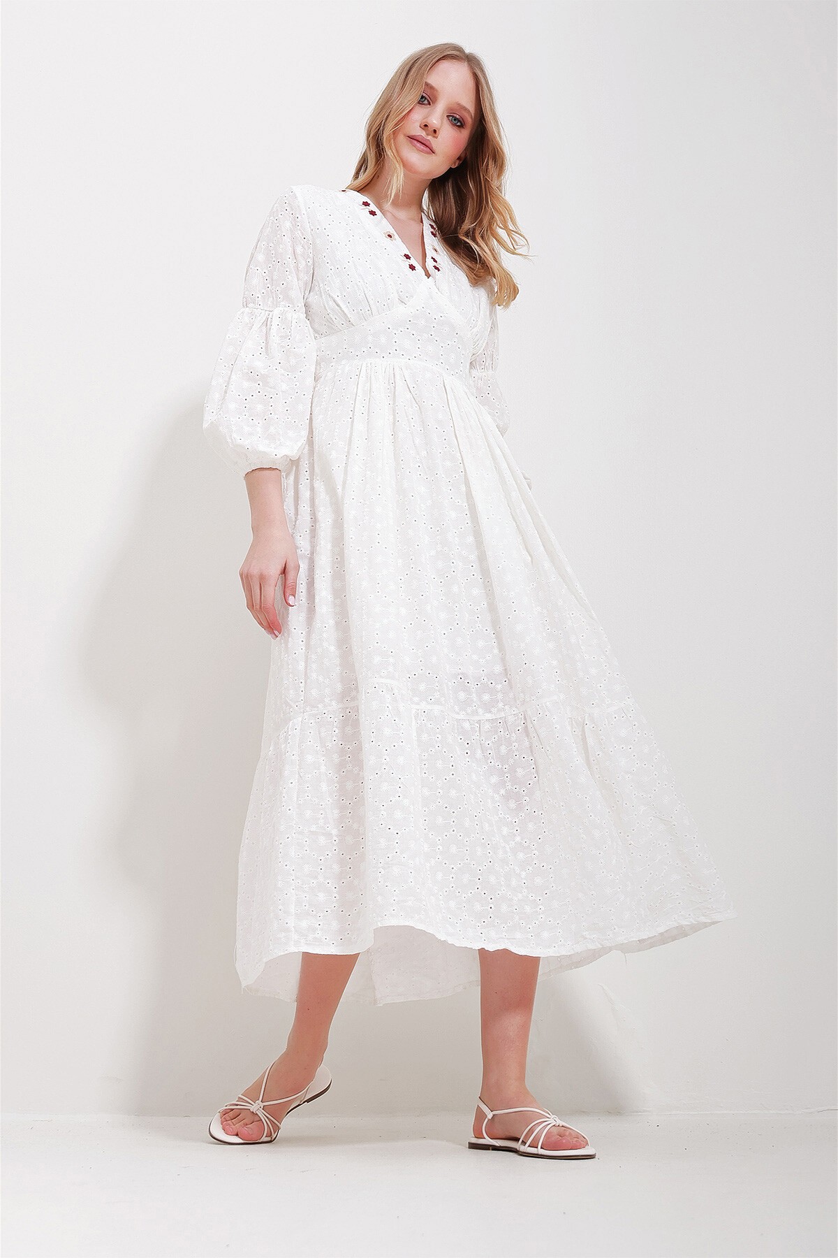 Beyaz V Yaka Fisto Ve Nakış İşlemeli İçi Astarlı Midi Boy Elbise