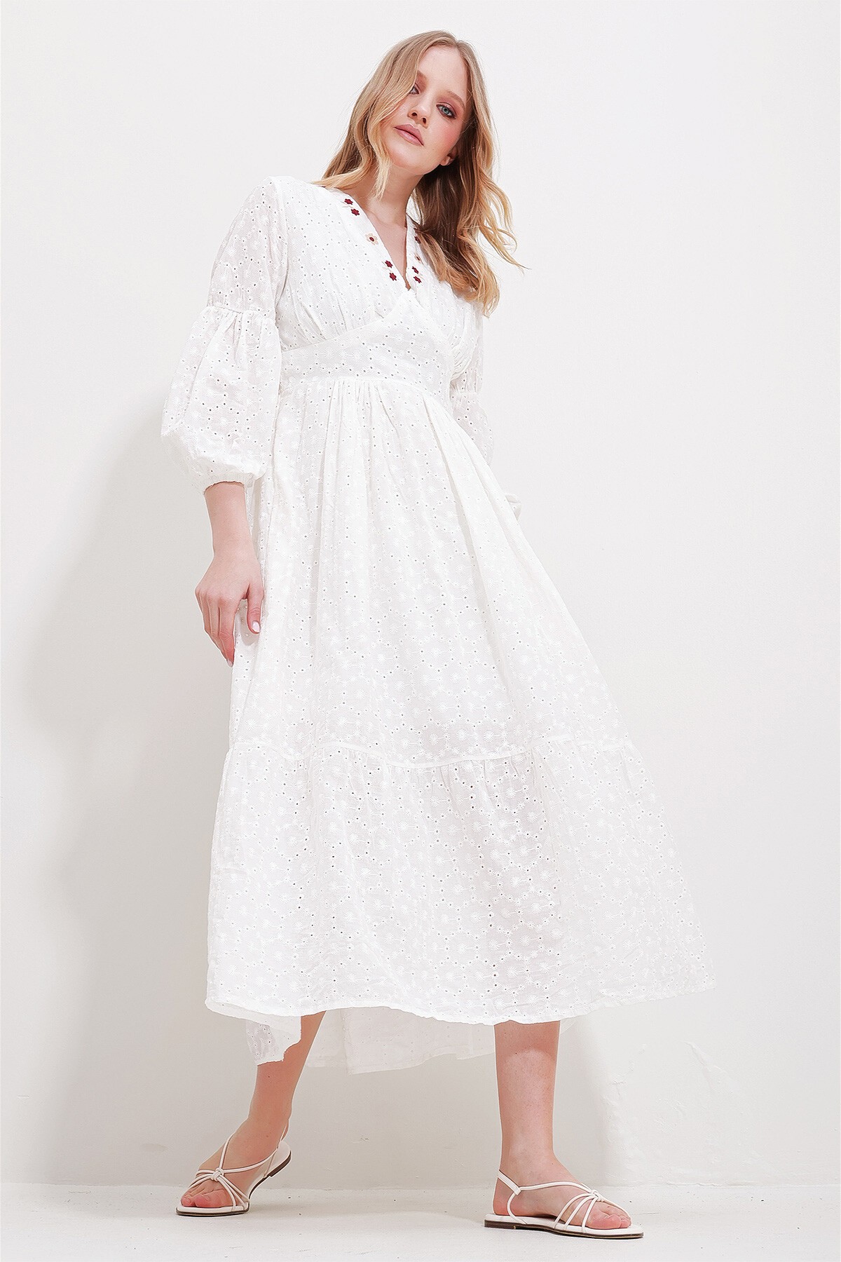 Beyaz V Yaka Fisto Ve Nakış İşlemeli İçi Astarlı Midi Boy Elbise