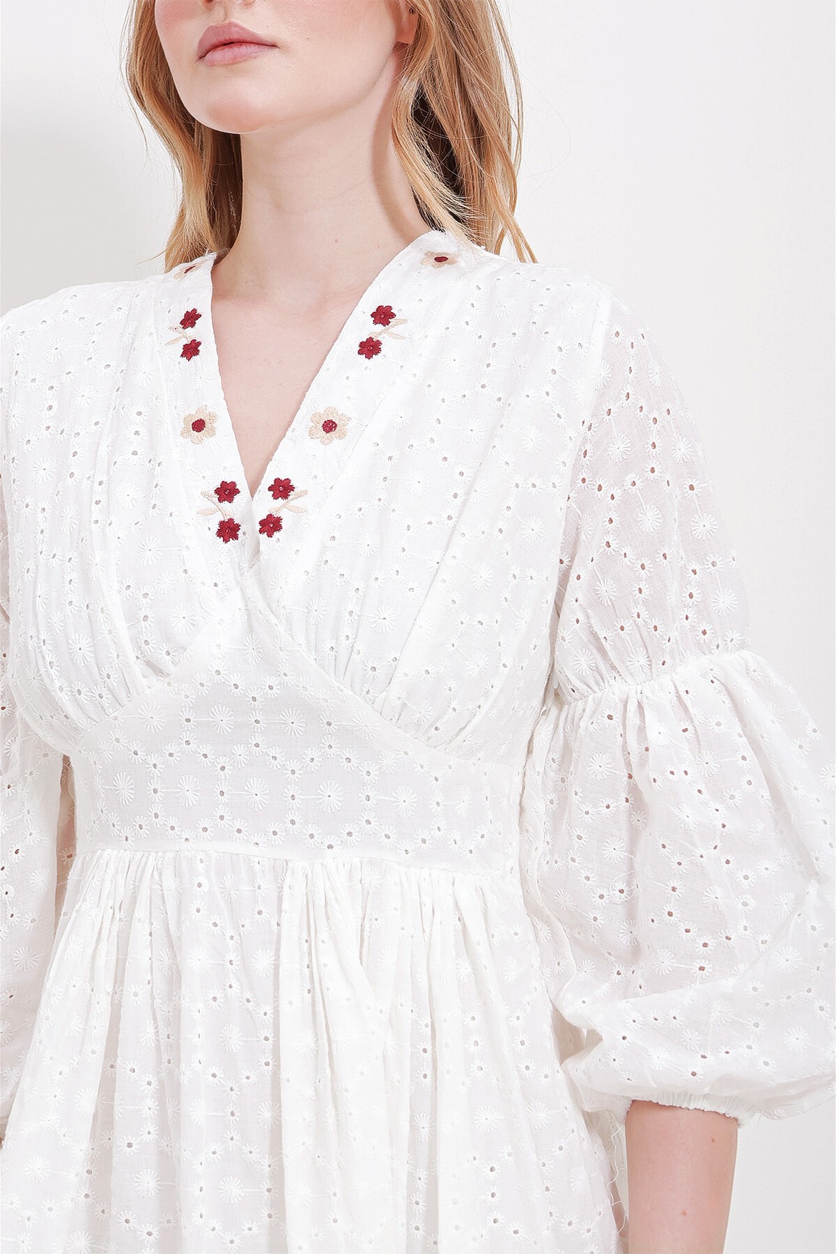 Beyaz V Yaka Fisto Ve Nakış İşlemeli İçi Astarlı Midi Boy Elbise