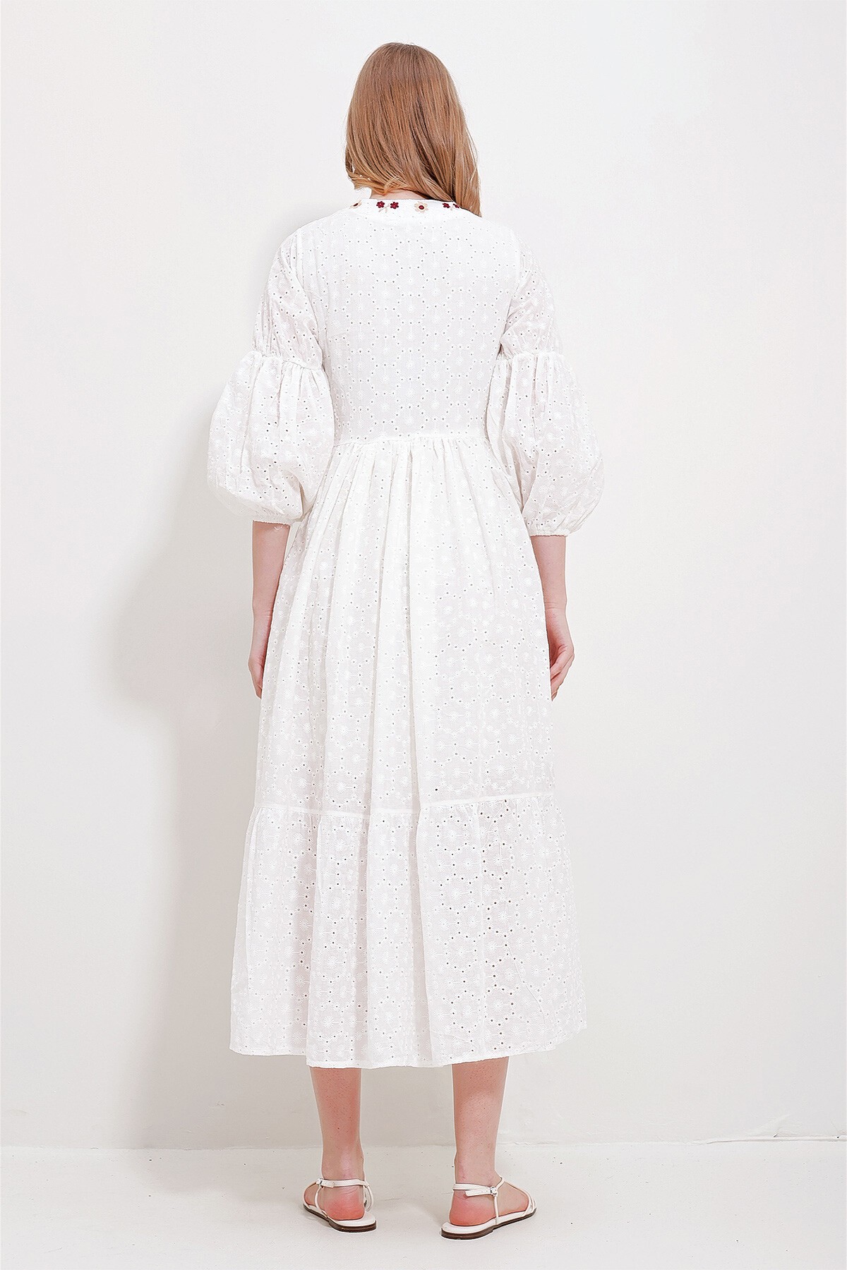 Beyaz V Yaka Fisto Ve Nakış İşlemeli İçi Astarlı Midi Boy Elbise