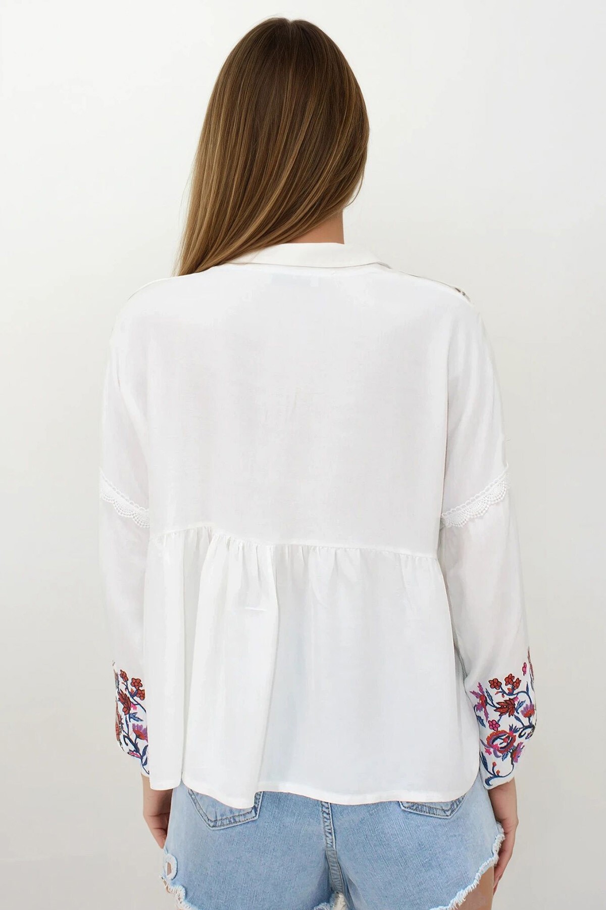 Beyaz Yırtmaç Yakalı Roba Nakışlı Bluz