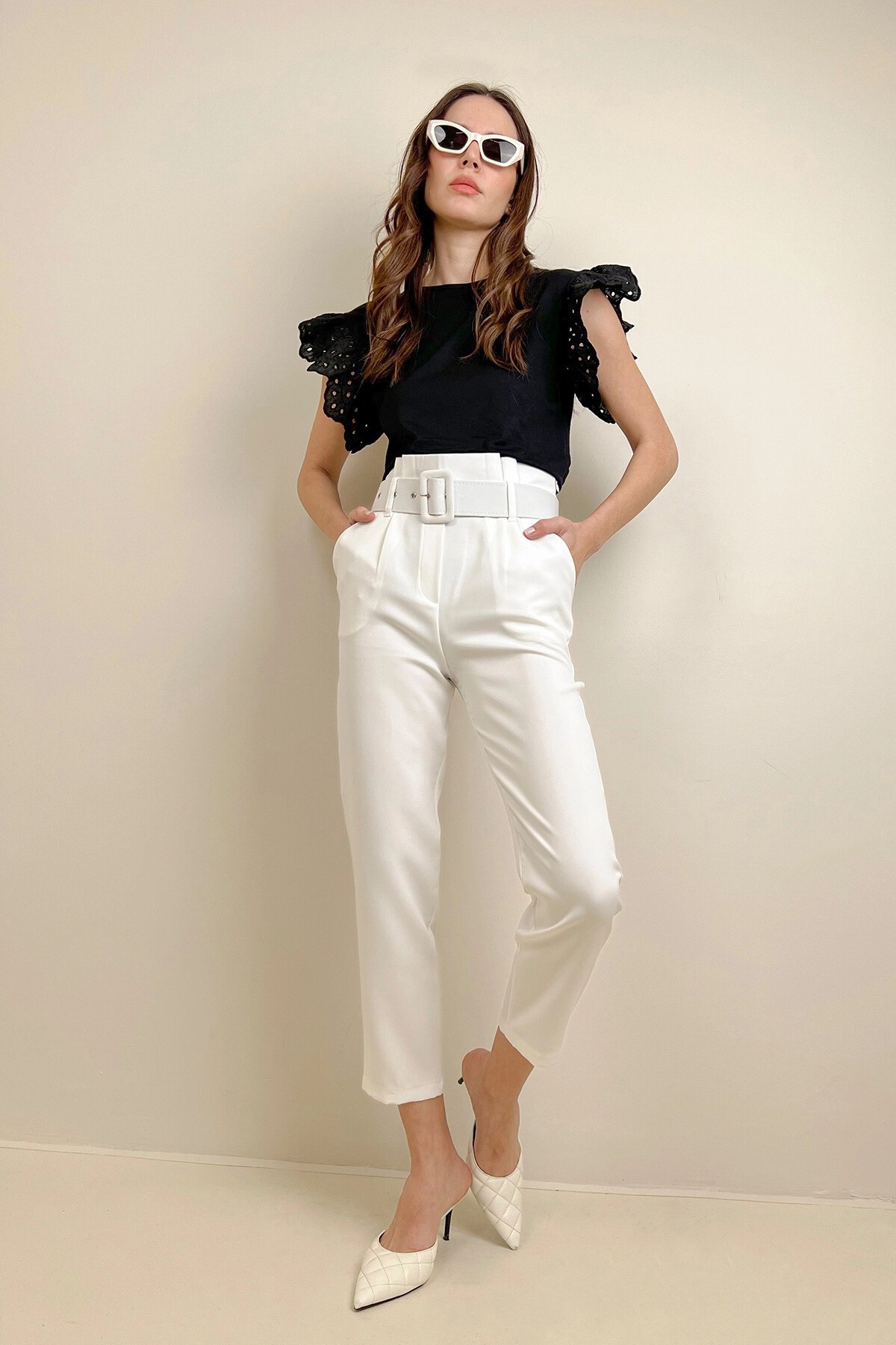 Beyaz Yüksek Bel Çift Cepli Beli Kemerli Straight Fit Pantolon