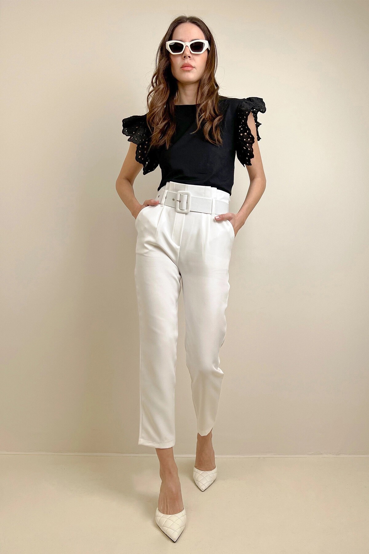 Beyaz Yüksek Bel Çift Cepli Beli Kemerli Straight Fit Pantolon