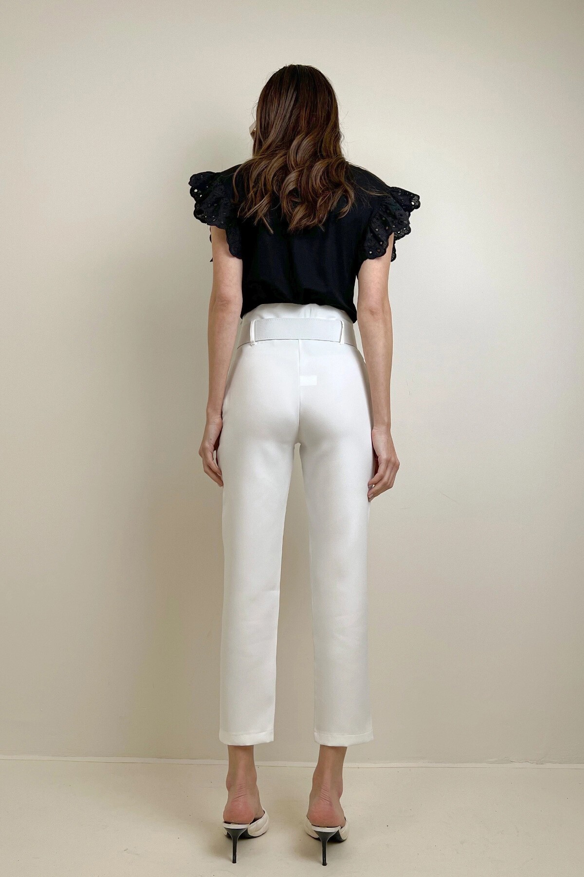 Beyaz Yüksek Bel Çift Cepli Beli Kemerli Straight Fit Pantolon