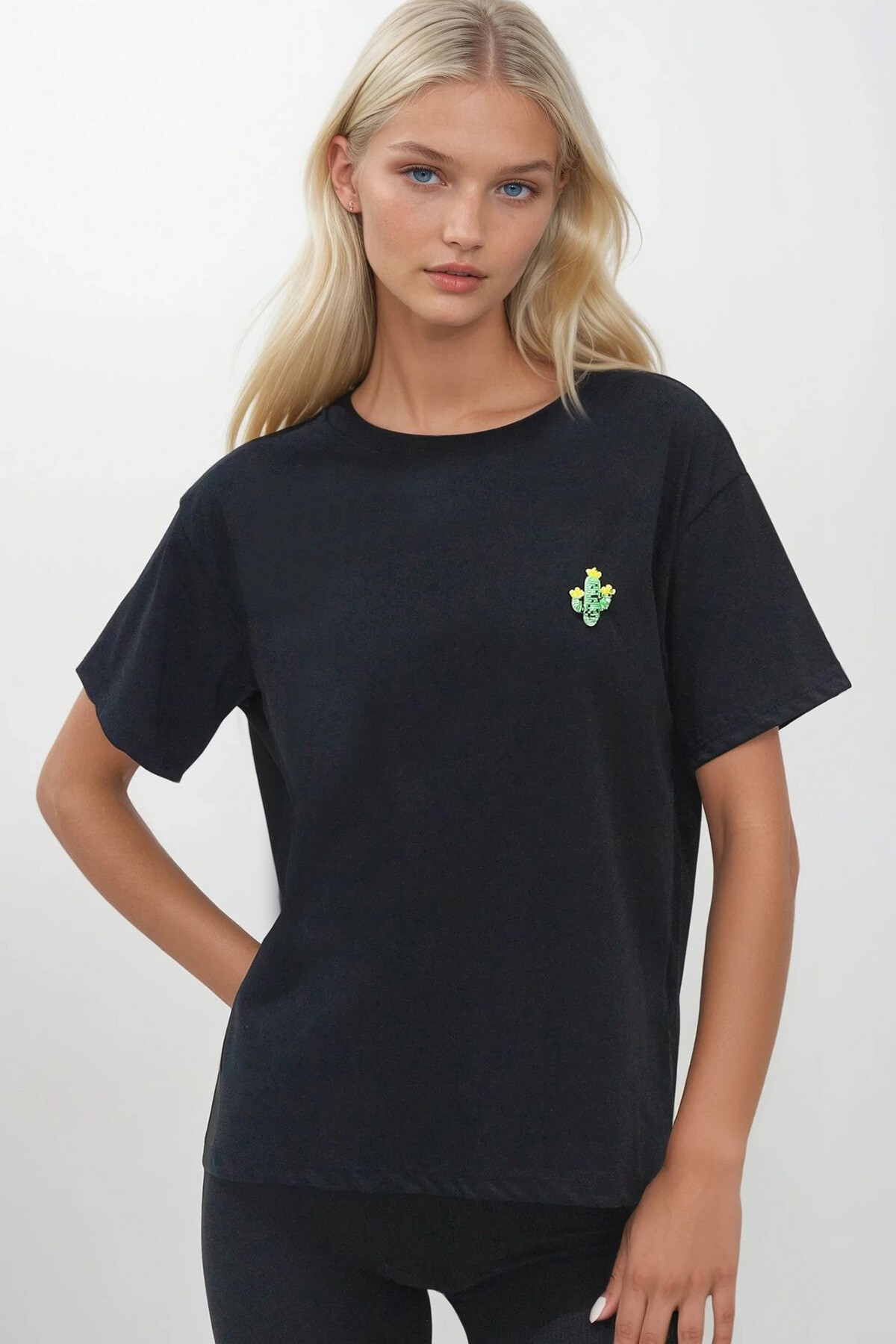 Siyah Bisiklet Yaka Boncuk İşlemeli T-Shirt