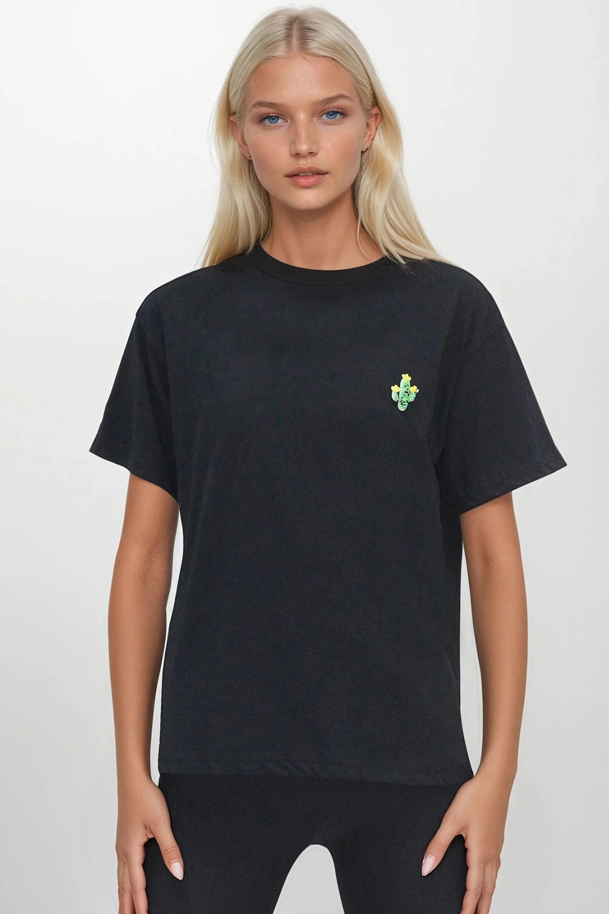 Siyah Bisiklet Yaka Boncuk İşlemeli T-Shirt