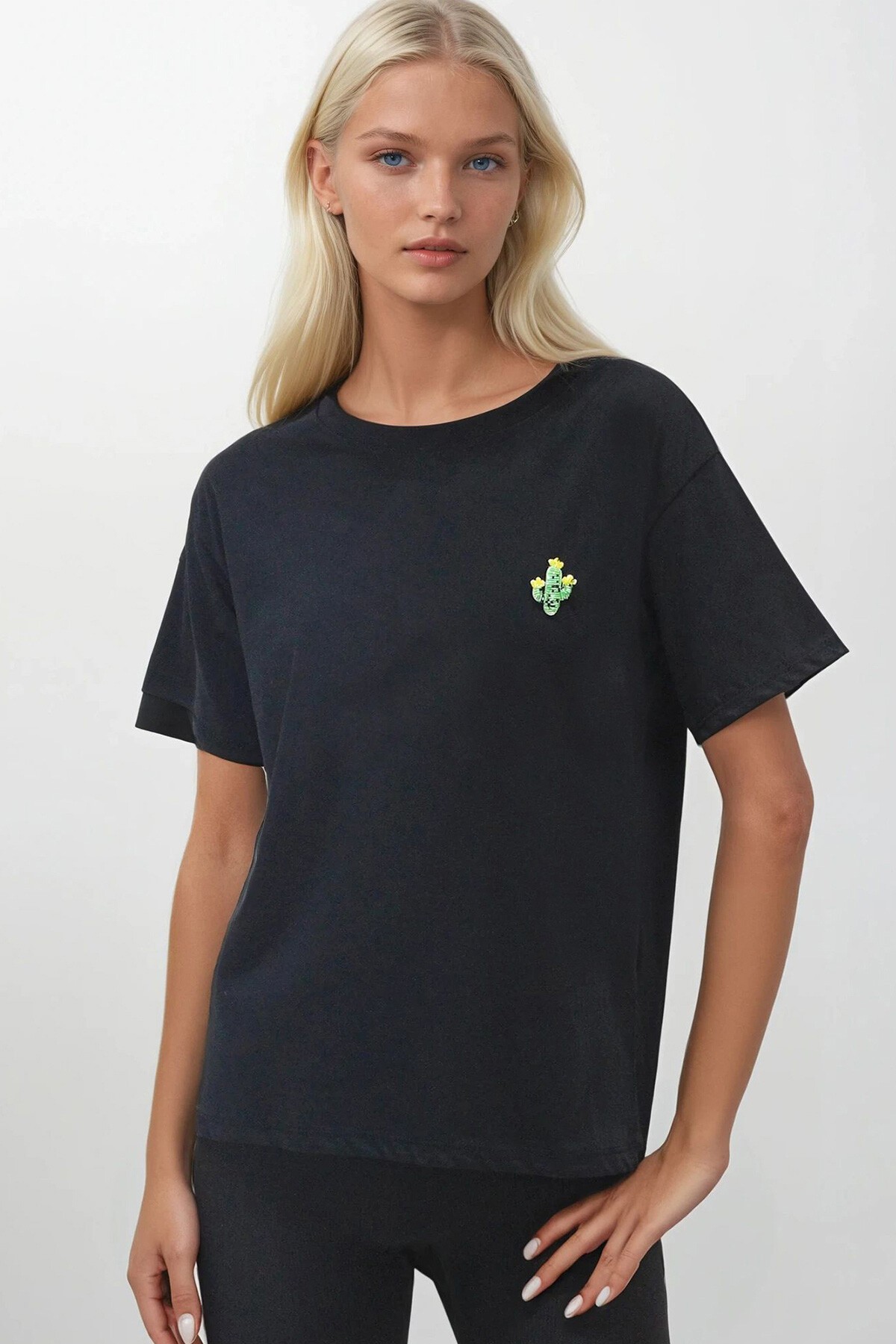 Siyah Bisiklet Yaka Boncuk İşlemeli T-Shirt